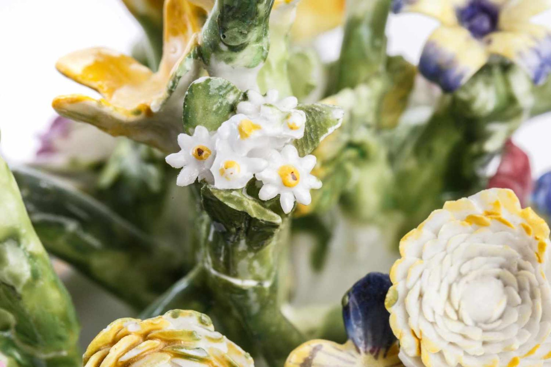 Vase mit Blumen, Meissen 1750Vase mit Blumen, Meissen 1750, Balusterförmige Vase mit plastischen - Bild 4 aus 6