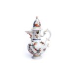 Seltene Deckelkanne, Meissen 1735Seltene Deckelkanne, Meissen 1735, gebauschte, türkische Form mit