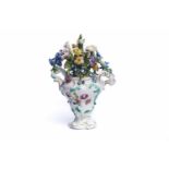 Vase mit Blumen, Meissen 1750Vase mit Blumen, Meissen 1750, Balusterförmige Vase mit plastischen