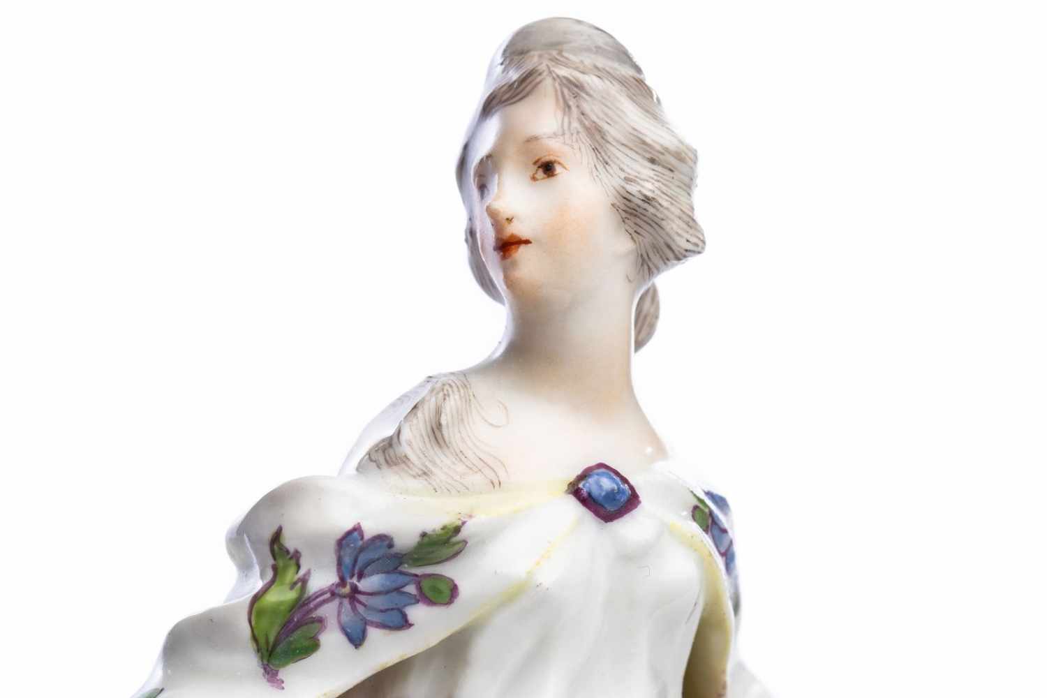 Weibliche Porzellanfigur, Meissen 1752Weibliche Porzellanfigur, Meissen 1752, Junge Frau auf einem - Image 2 of 3