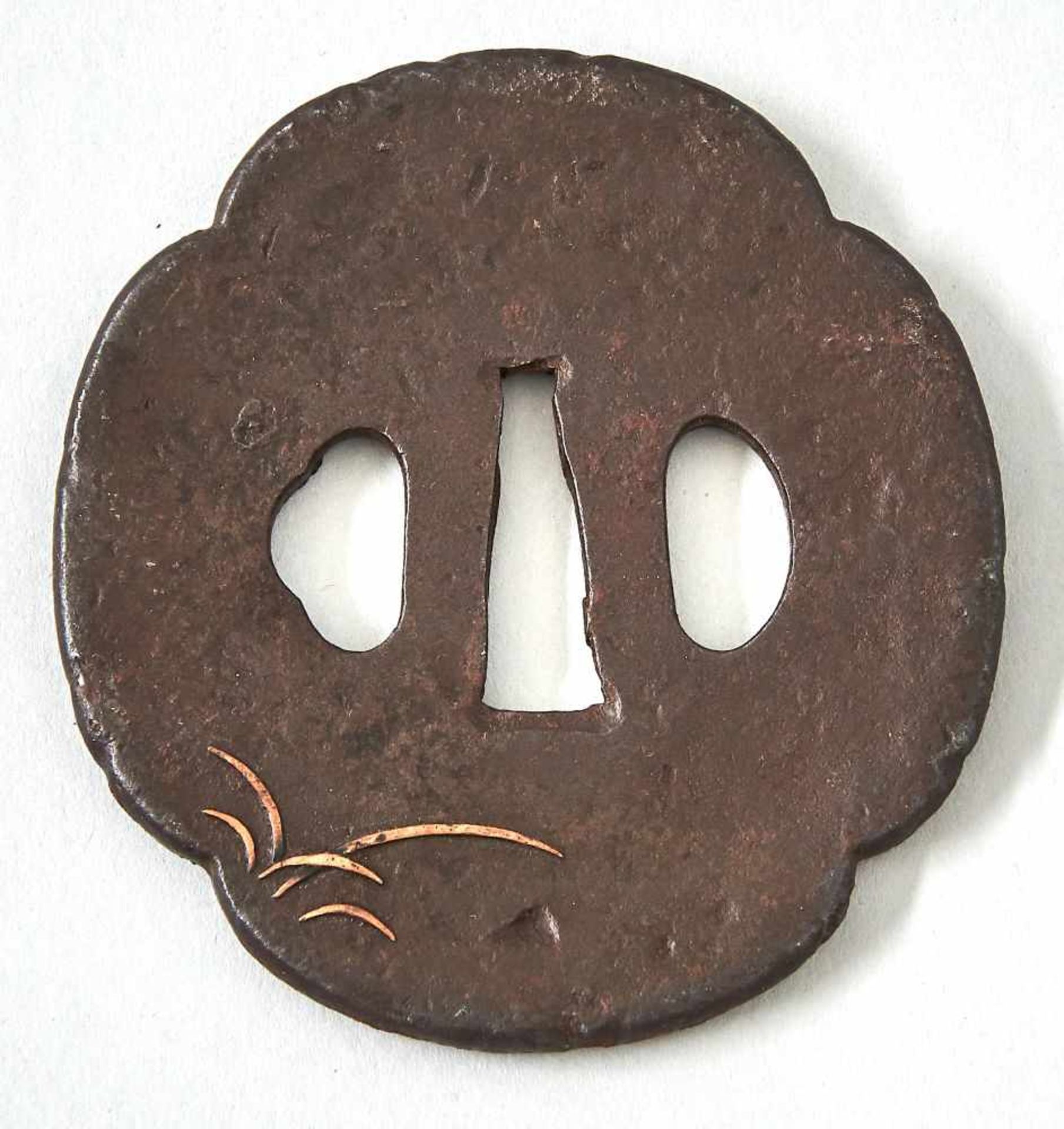 Tsuba, Japan, 19. Jhdt.Tsuba, Eisen mit Goldtauschierungen, Japan 19. Jhdt. Höhe 8,5 cm - Bild 2 aus 2