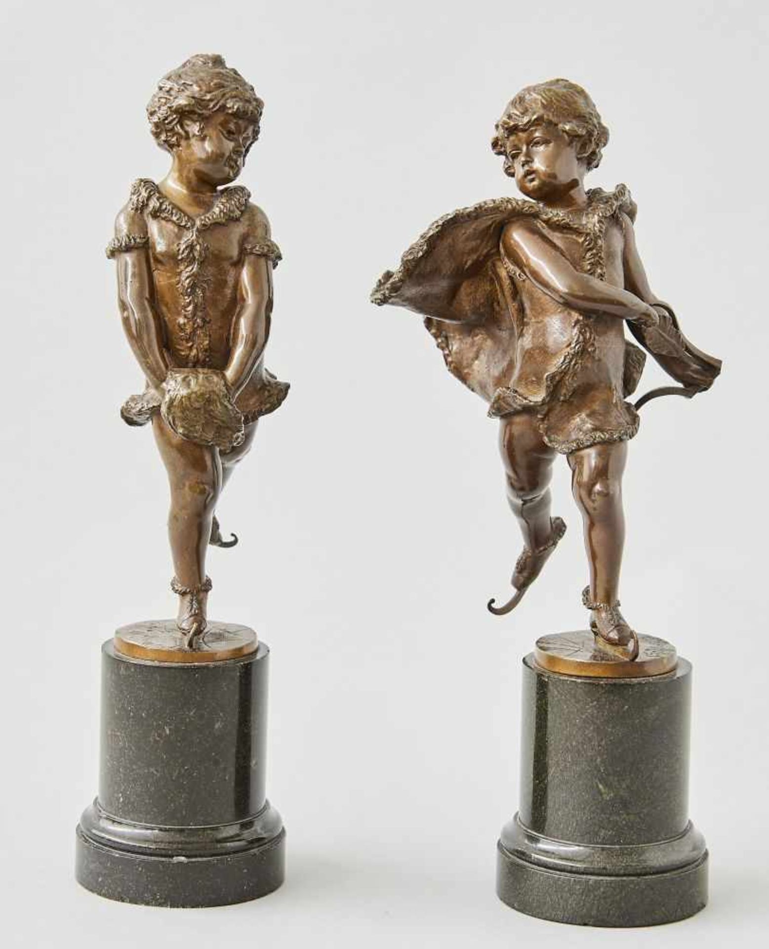 Paar SchlittschuhläuferFranz Iffland, (1862-1935)Bronze, goldbraun patiniert, auf Marmorsockel