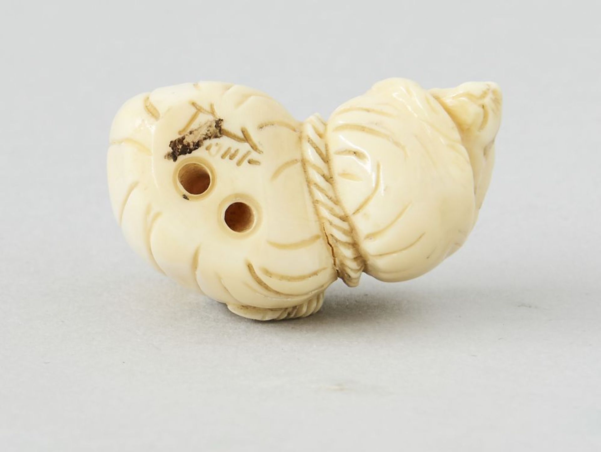 Konvolut 4 Netsuke/Okimono, Japan 19. Jhdt.4 geschnitzte Netsuke/Okimono, teilweise signiert, - Bild 2 aus 2