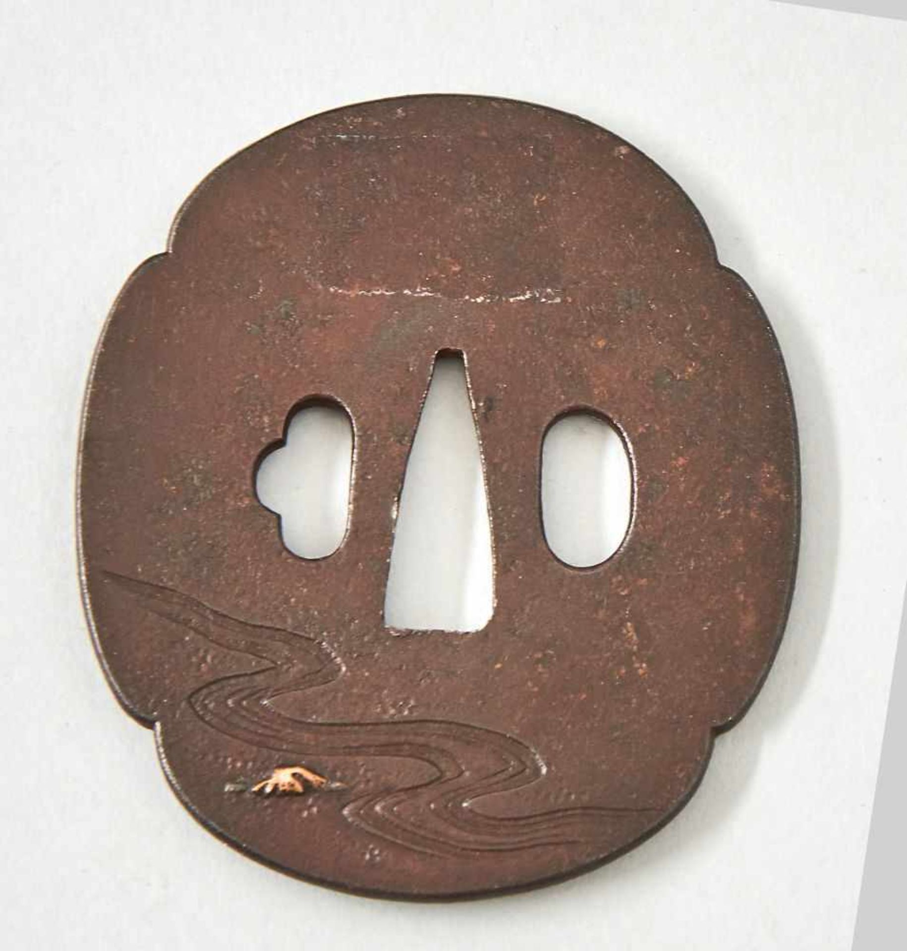 Tsuba, Japan 19. Jhdt.Tsuba, Eisen, ovale Form, mit wenigen Goldtauschierungen, Japan 19. Jhdt. Höhe - Bild 2 aus 2