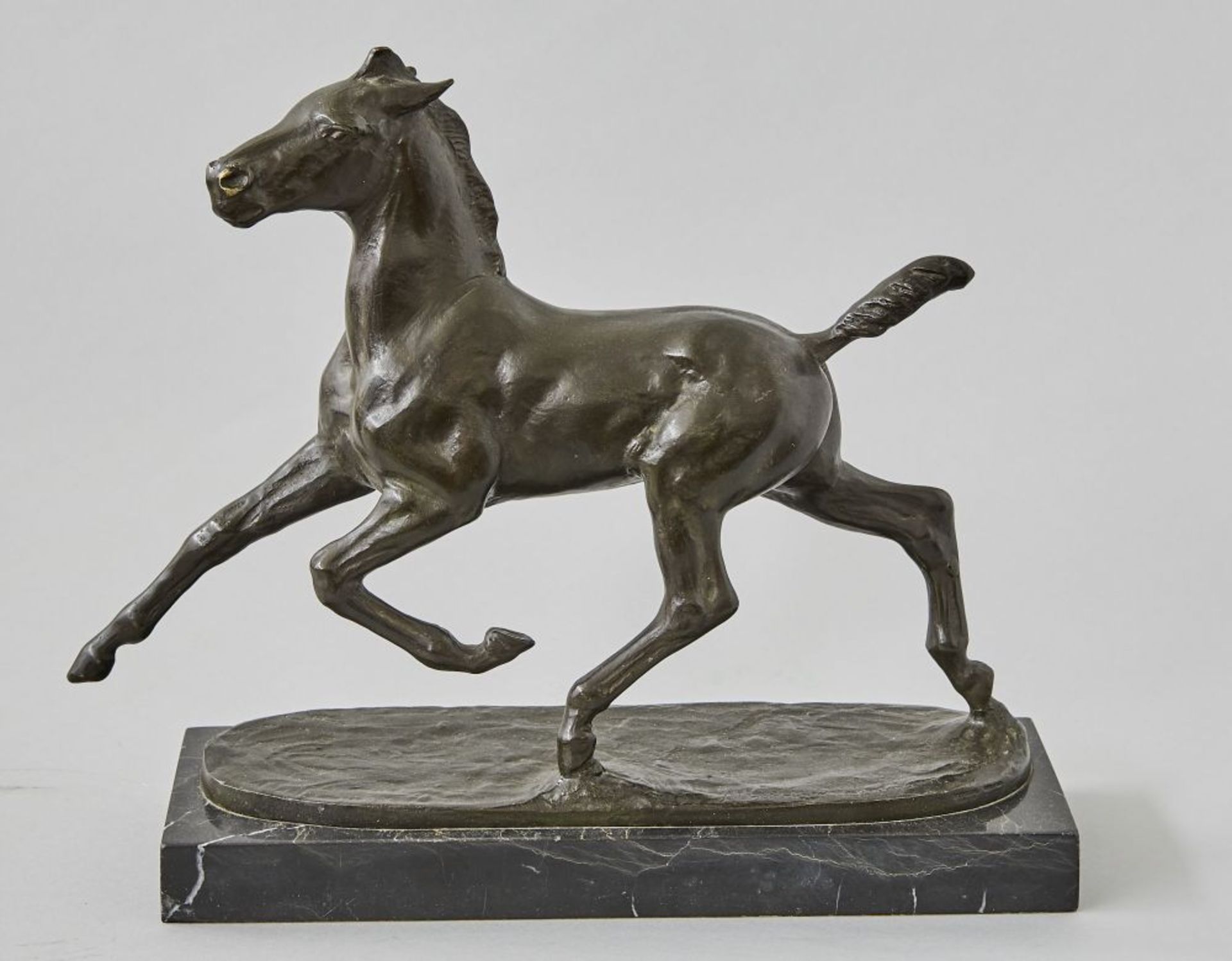 Trabendes FohlenAlbert Hinrich-Hussmann, (1874-1946)Bronzeskulptur dunkel patiniert, signiert auf