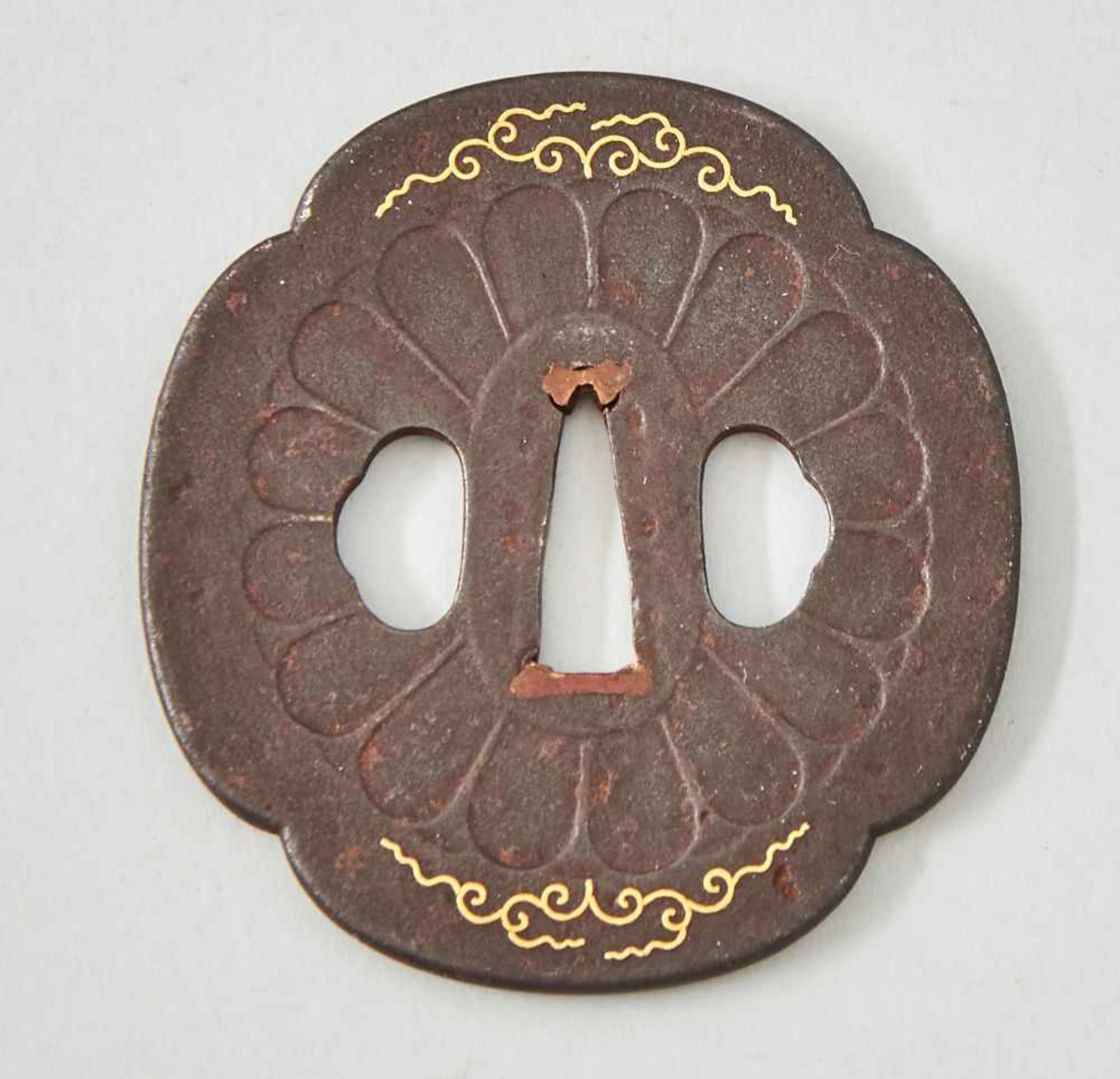 Tsuba, Japan 19. Jhdt.Tsuba, Eisen in ovaler Form mit Goldtauschierungen, Japan 19. Jhdt.Höhe 8,5