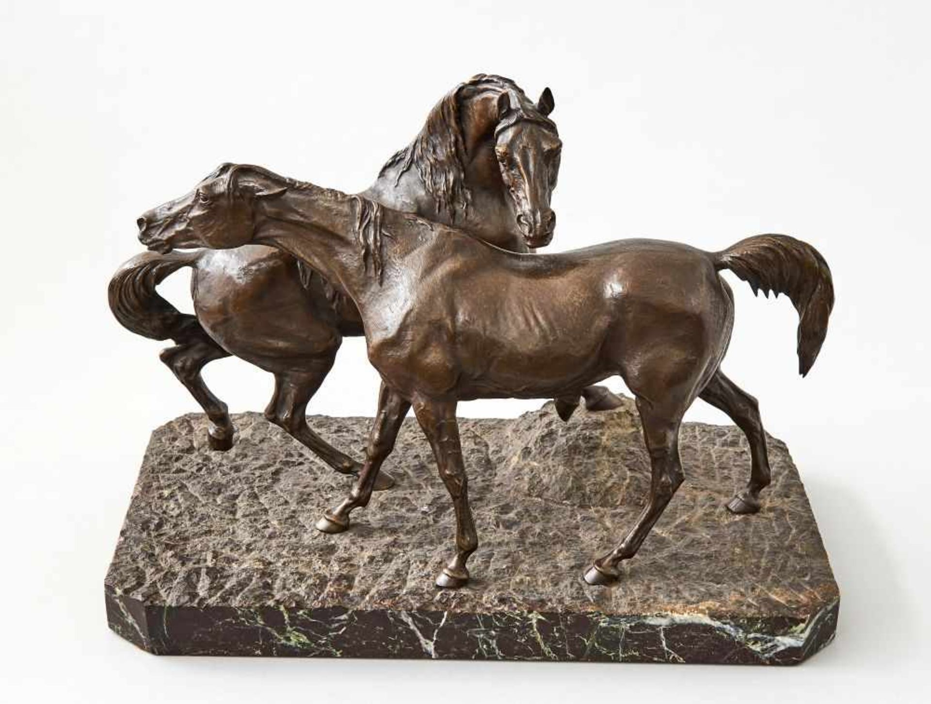 PferdePierre Jules zugeschr. Mene, (1810-1879)Bronze auf Marmorsockel montiert, 19. Jhdt. Höhe 34