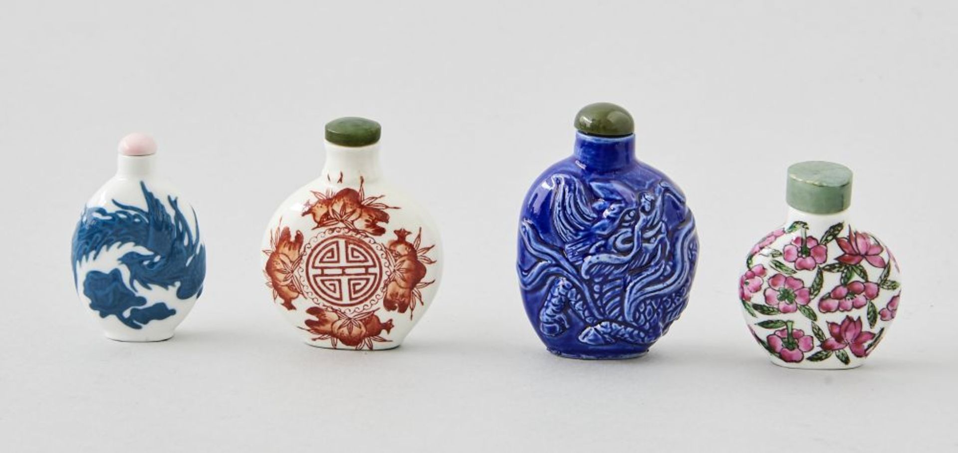 Konvolut 4 Snuff Bottles, China 19. Jhdt.4 Snuff Bottles, Porzellan, 1 signiert, China 19. Jhdt.