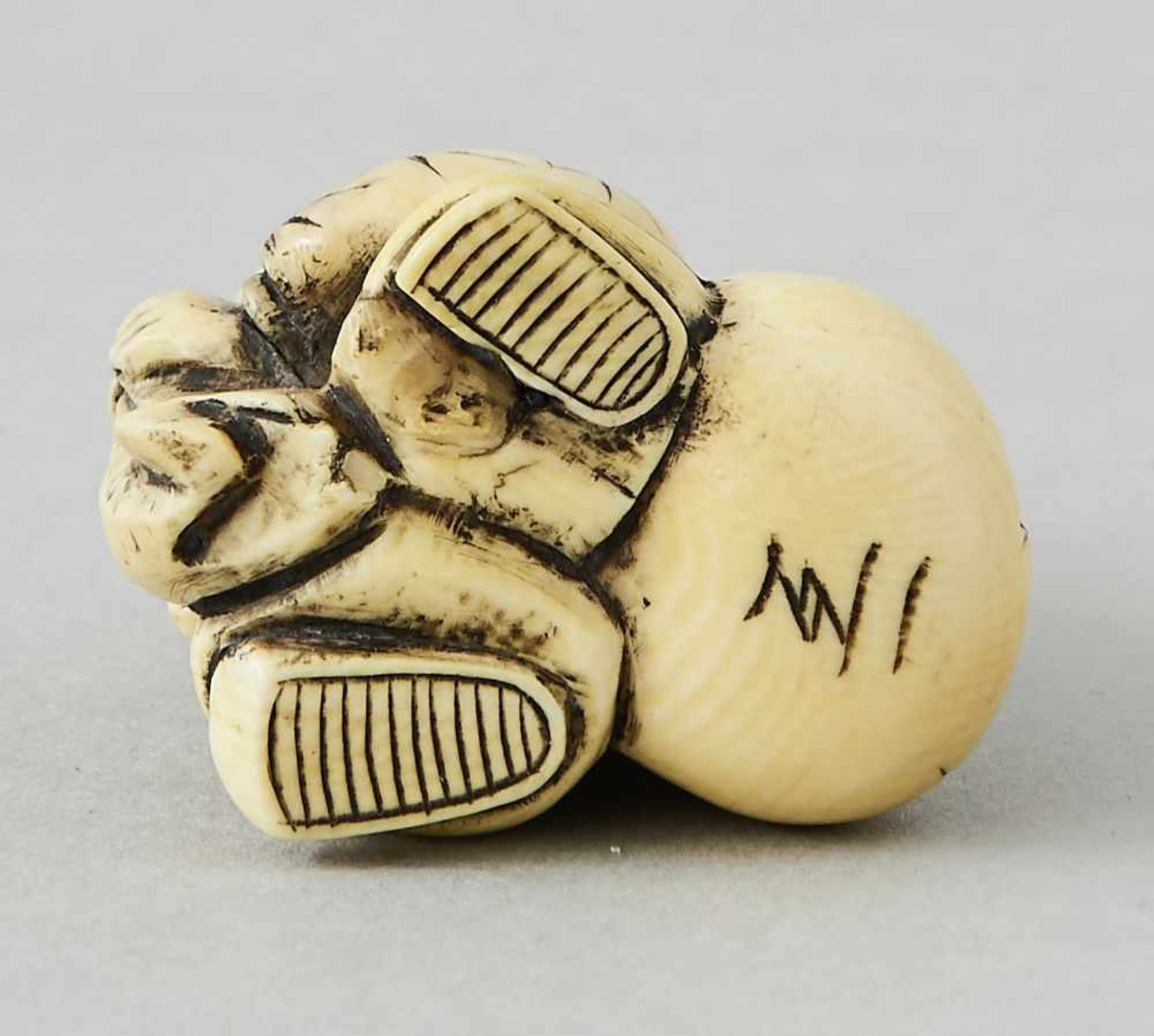 Netsuke, Japan 18./19. Jhdt.Geschnitzte Netsuke, signiert, Japan 18./19. Jhdt. Höhe 4,5 cm, Länge - Bild 2 aus 2