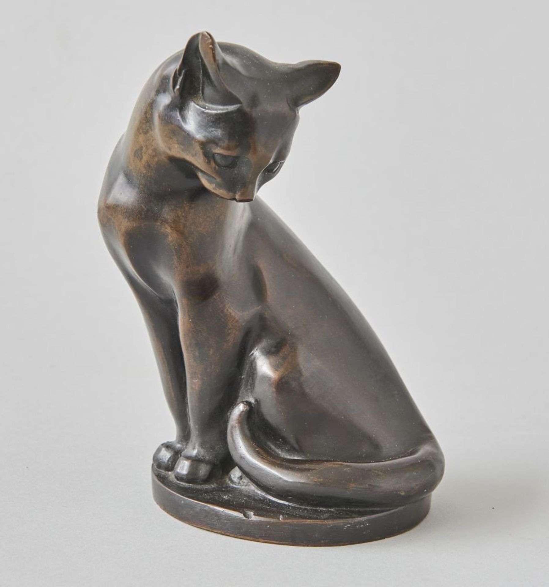 KatzeWilhelm Krieger, (1877-1945)Bronze dunkel patiniert, hinten signiert "Krieger". Höhe 17 cm