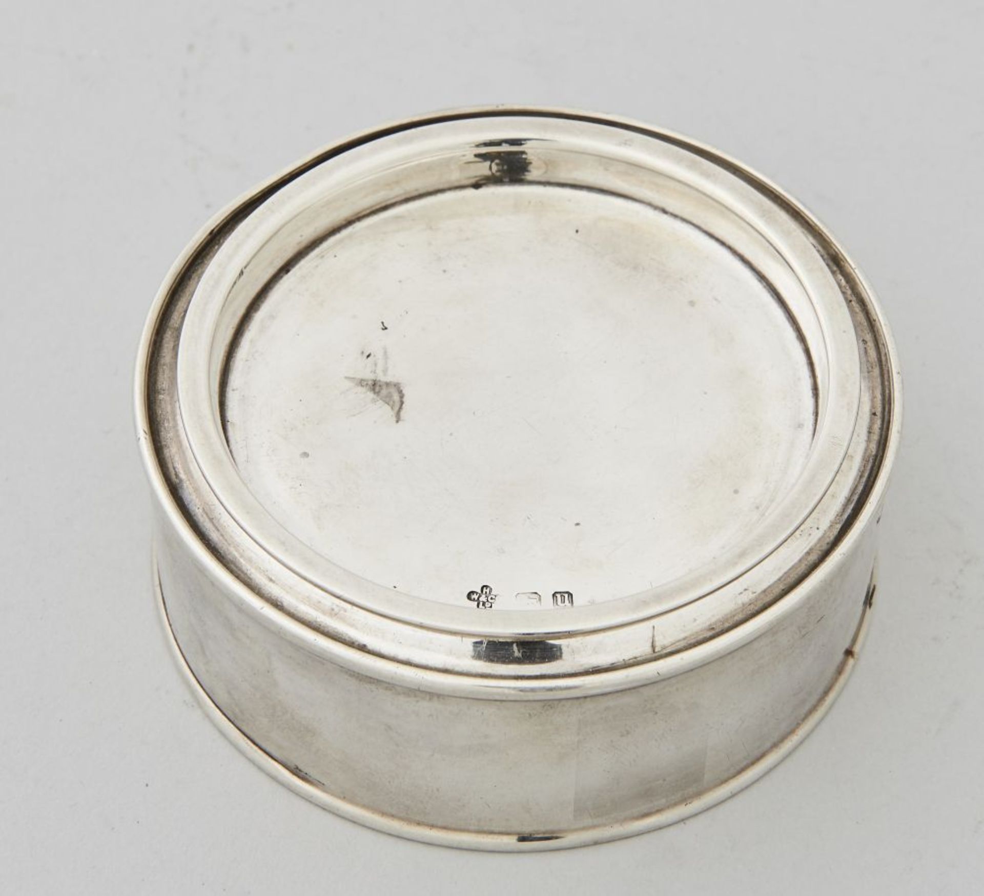 Deckeldose EnglandDose, Silber, gestempelt, 925 Sterling. Höhe 3,5 cm, Durchmesser 9,7 cm, Gewicht