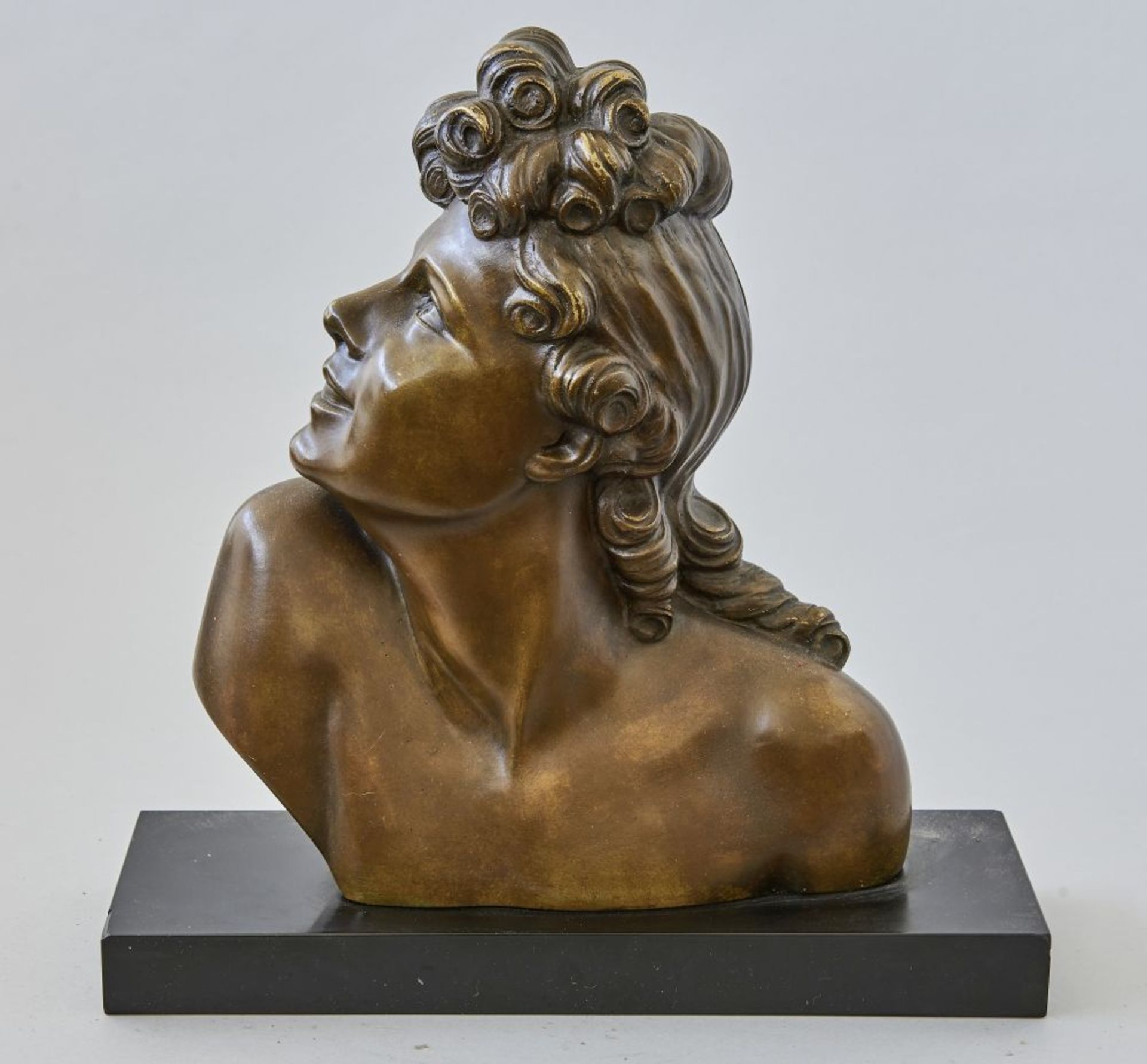 Bronzeskulptur junge Frau - unbekannter Meister um 1900Dunkel patinierte Bronze, rückseitig