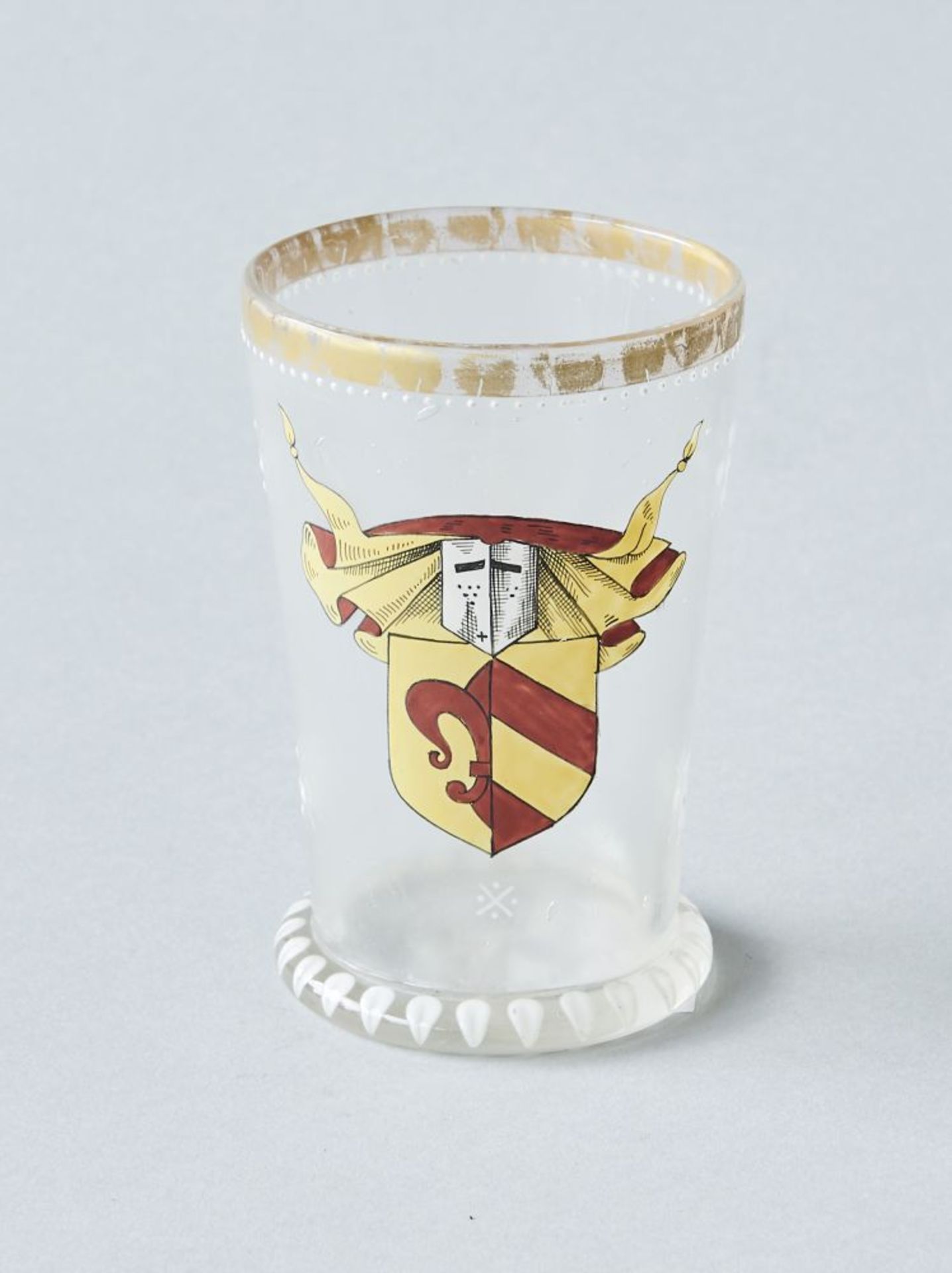 Becher, süddeutschGlasbecher mit Abriss, süddeutsch, mit gelb-rotem Wappen. Höhe 11 cm