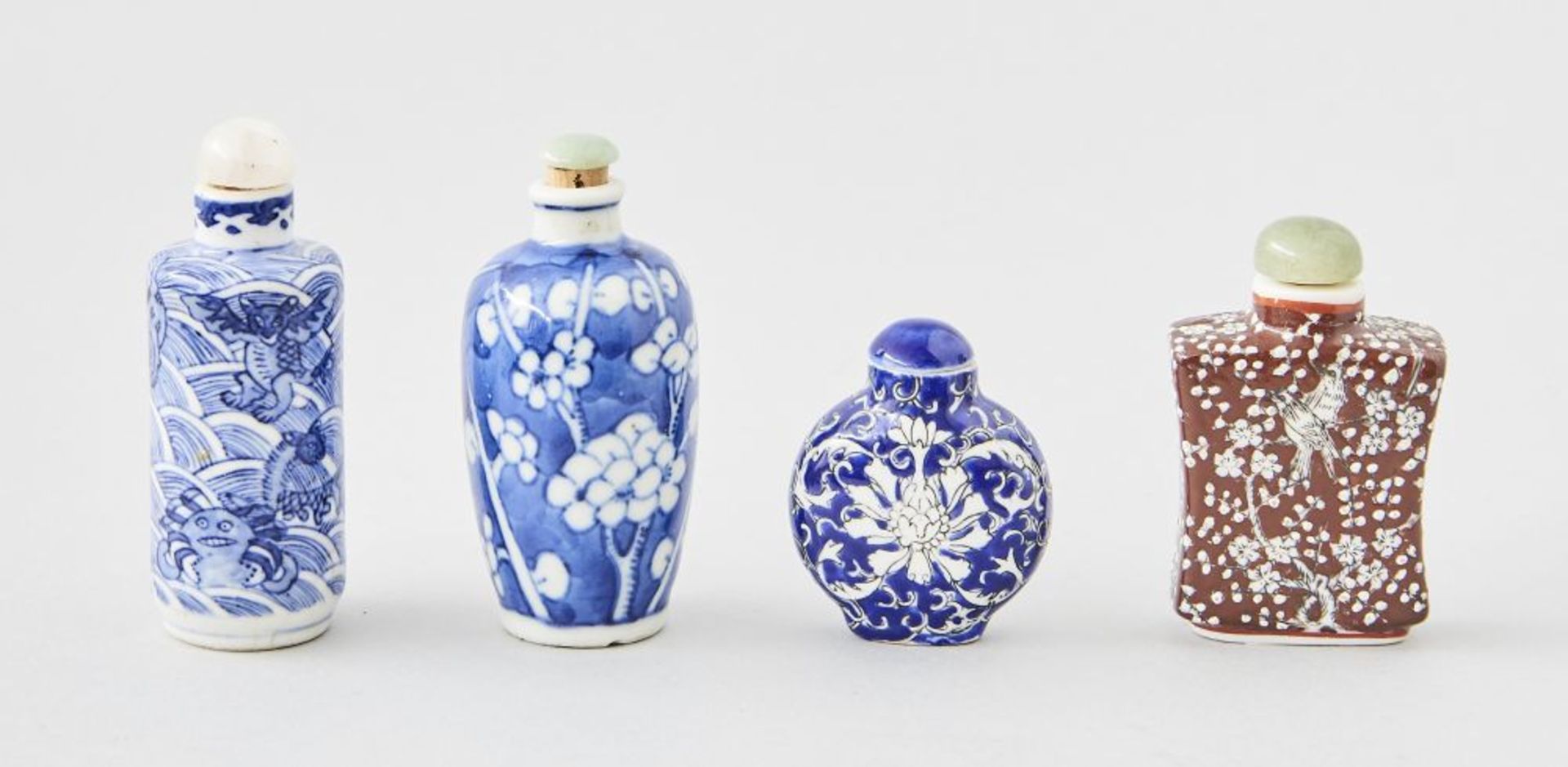 Konvolut 4 Snuff Bottles, China 19. Jhdt.4 Snuff Bottles, Porzellan teils signiert, China 19. Jhdt.