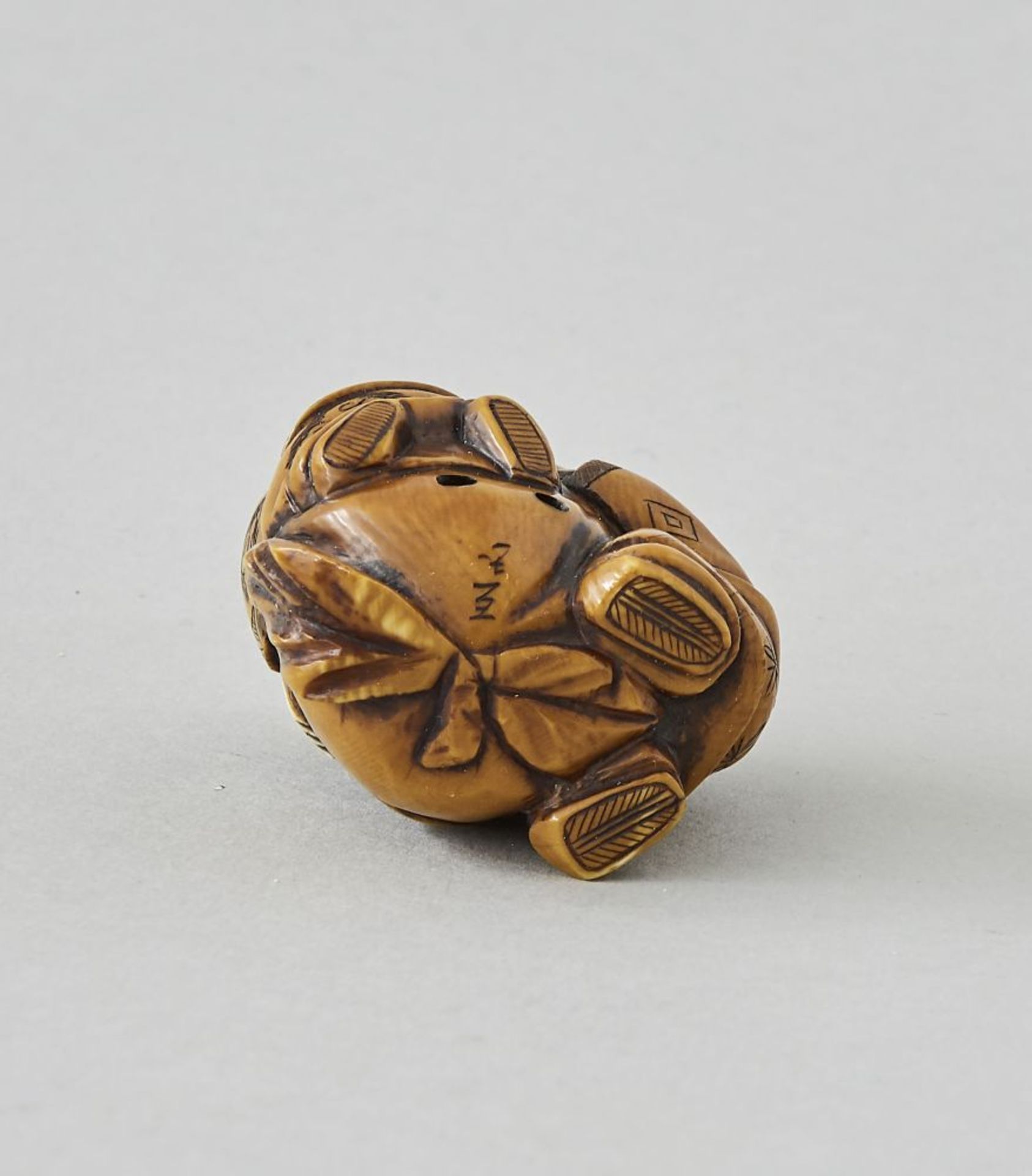 Netsuke, Japan 19. Jhdt.Geschnitzte Netsuke, Japan 19. Jhdt. Höhe 4,5 cm, Länge 4,5 cm Hinweis: - Bild 2 aus 2