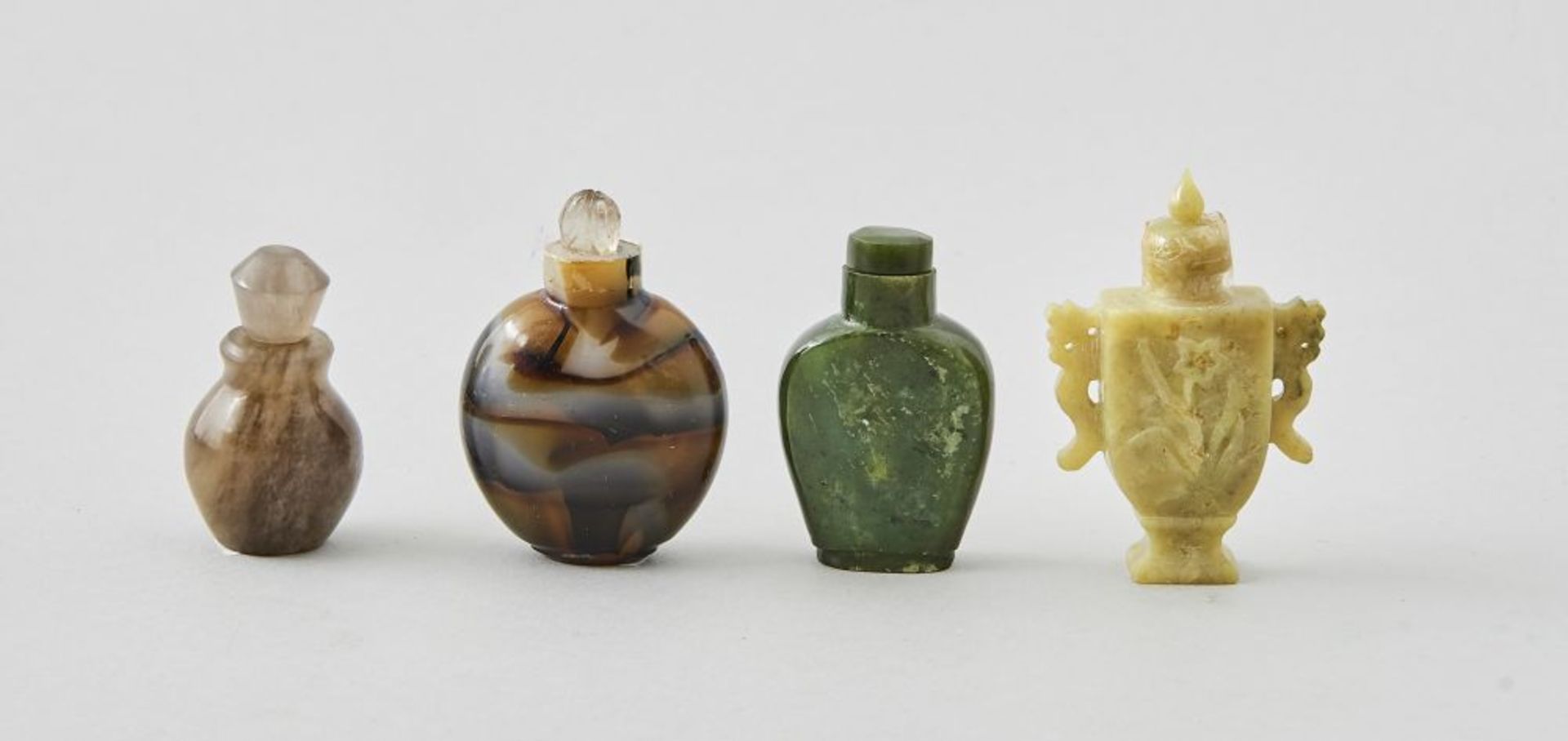 Konvolut 4 Snuff Bottles, China 19. Jhdt.4 Snuff Bottles, wohl Jade und andere Steine, China 19.