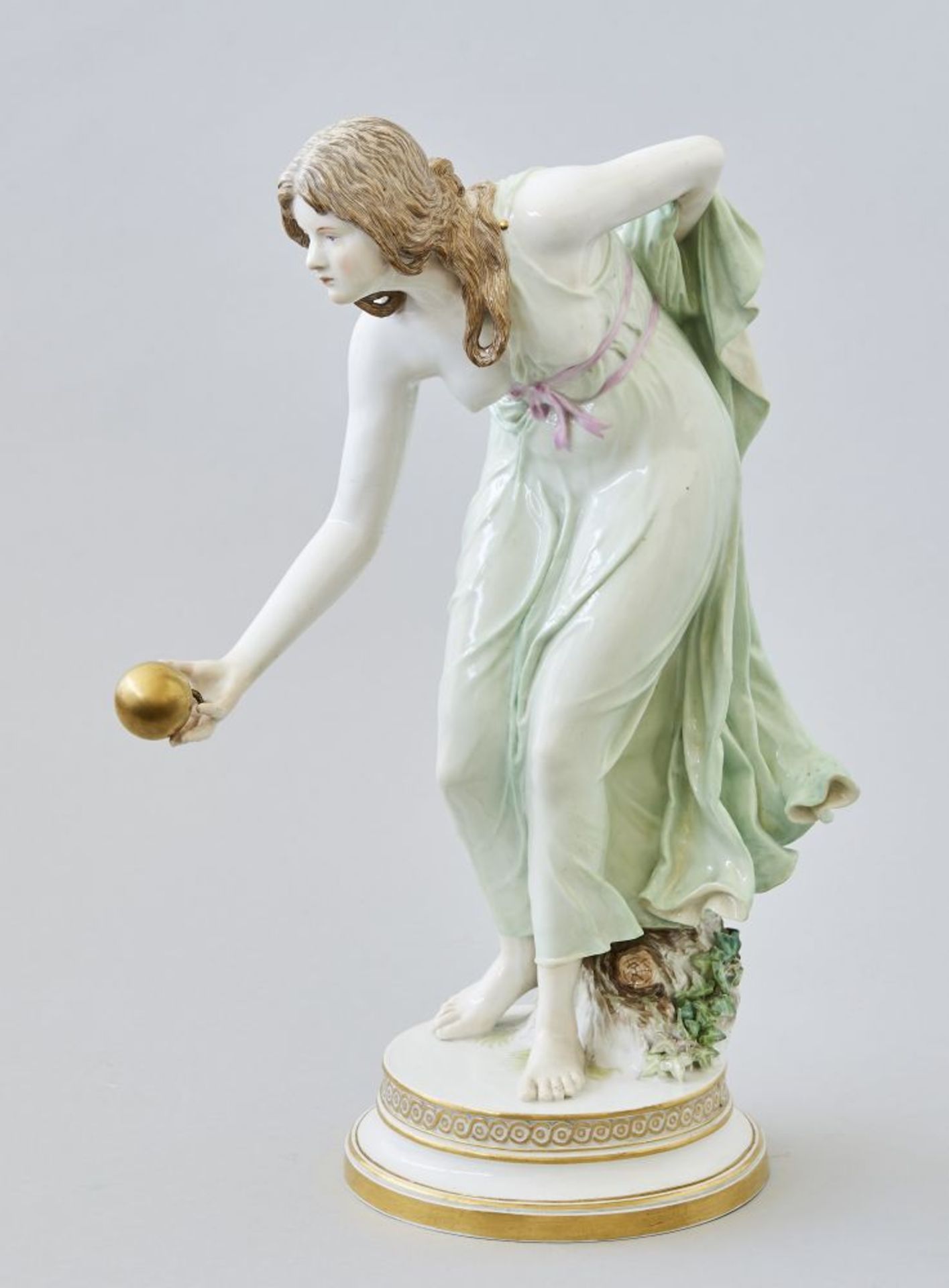 Meissen KugelspielerinWalter Schott, (1861-1938)Unterglasurblaue Schwertermarke, Knaufzeit, 2. Wahl,