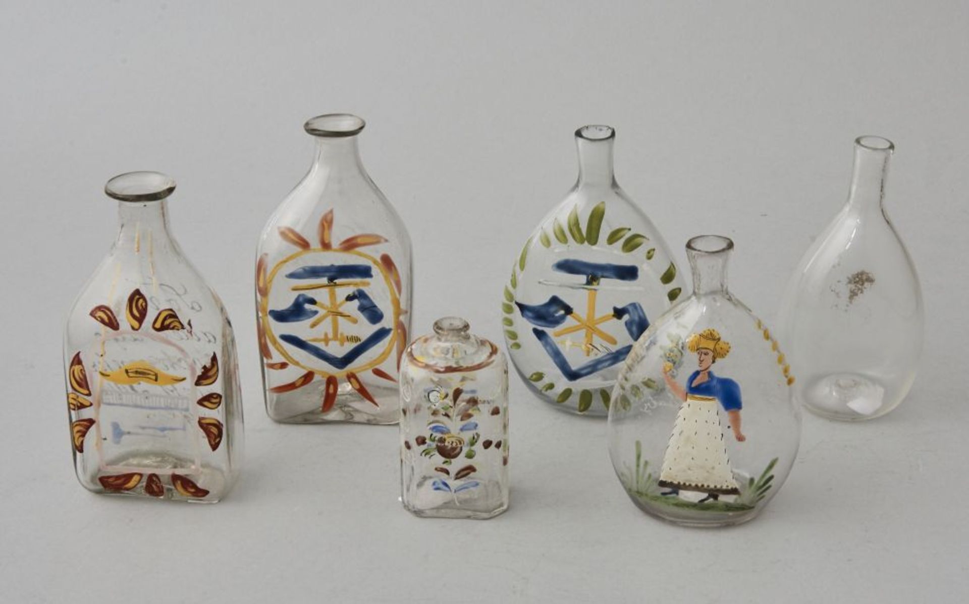 6 Glasobjekte, süddeutschGlasflaschen verschiedener Größen mit Abriss, süddeutsch. Höhe 10-15 cm