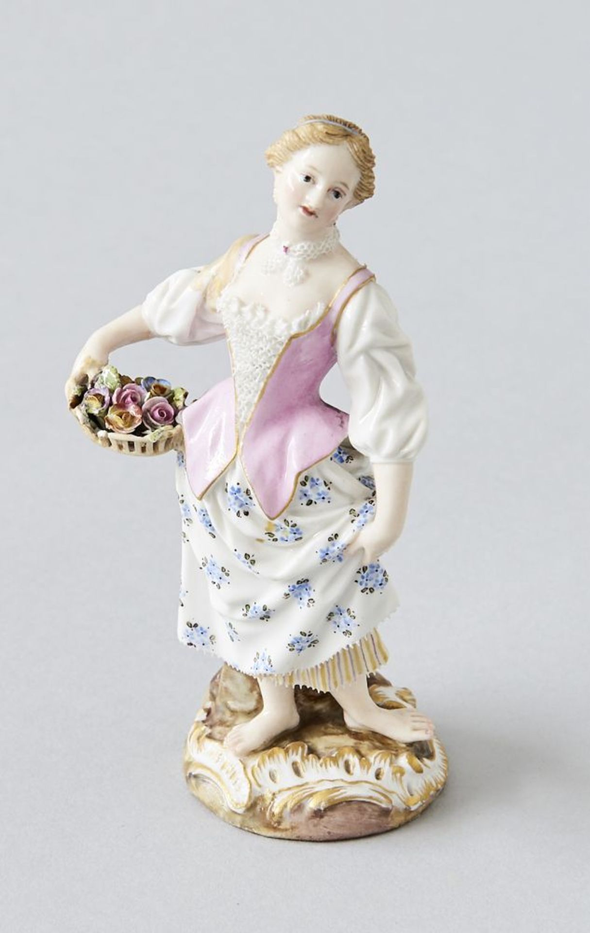 Frau mit Blumenkorb Meissen 19. Jhdt.Blaue Schwertermarke, Knaufzeit, mit Beschädigungen. Höhe 12,