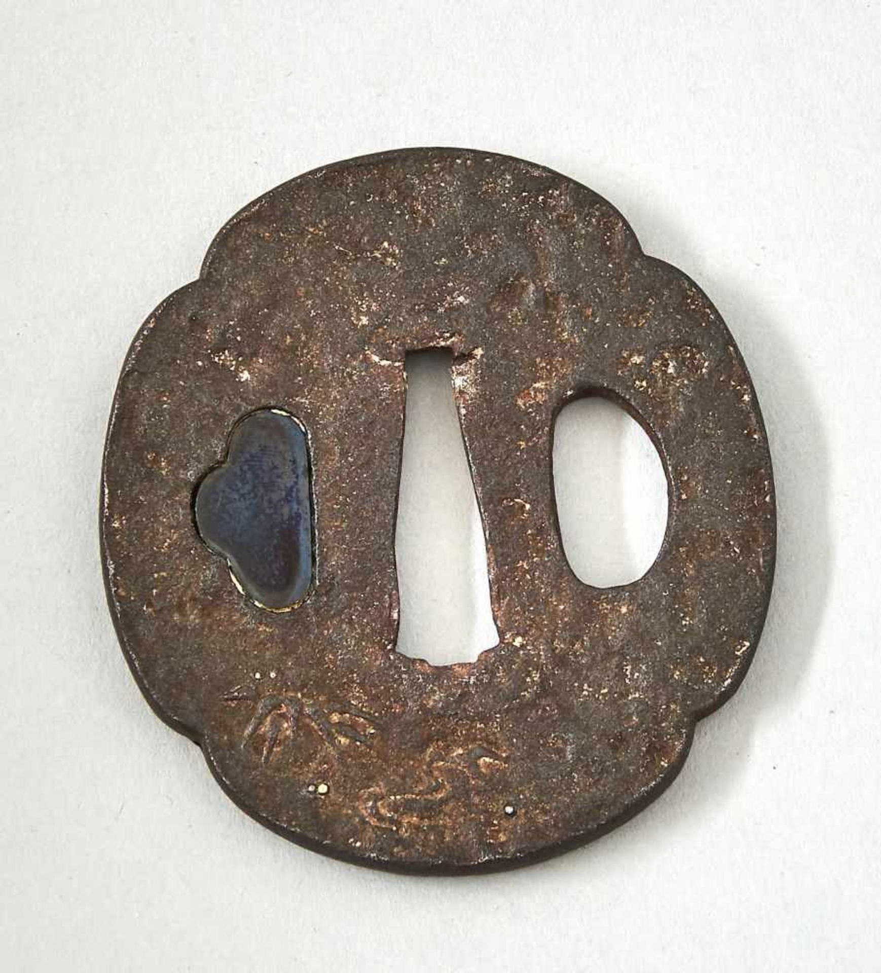 Tsuba, Japan, 19. Jhdt.Tsuba, Eisen mit Goldtauschierungen, Japan 19. Jhdt. Höhe 6,8 cm - Bild 2 aus 2