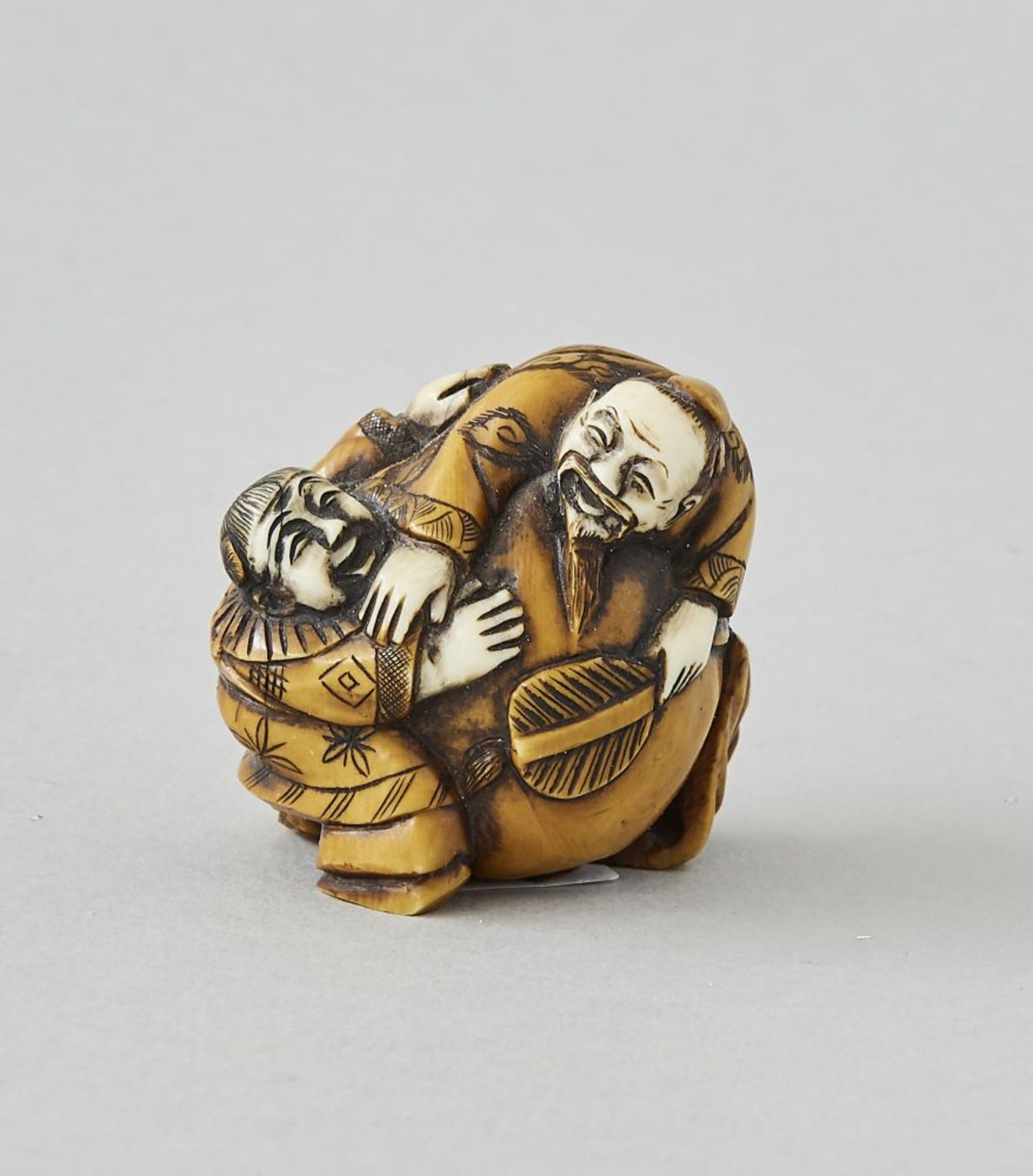 Netsuke, Japan 19. Jhdt.Geschnitzte Netsuke, Japan 19. Jhdt. Höhe 4,5 cm, Länge 4,5 cm Hinweis: