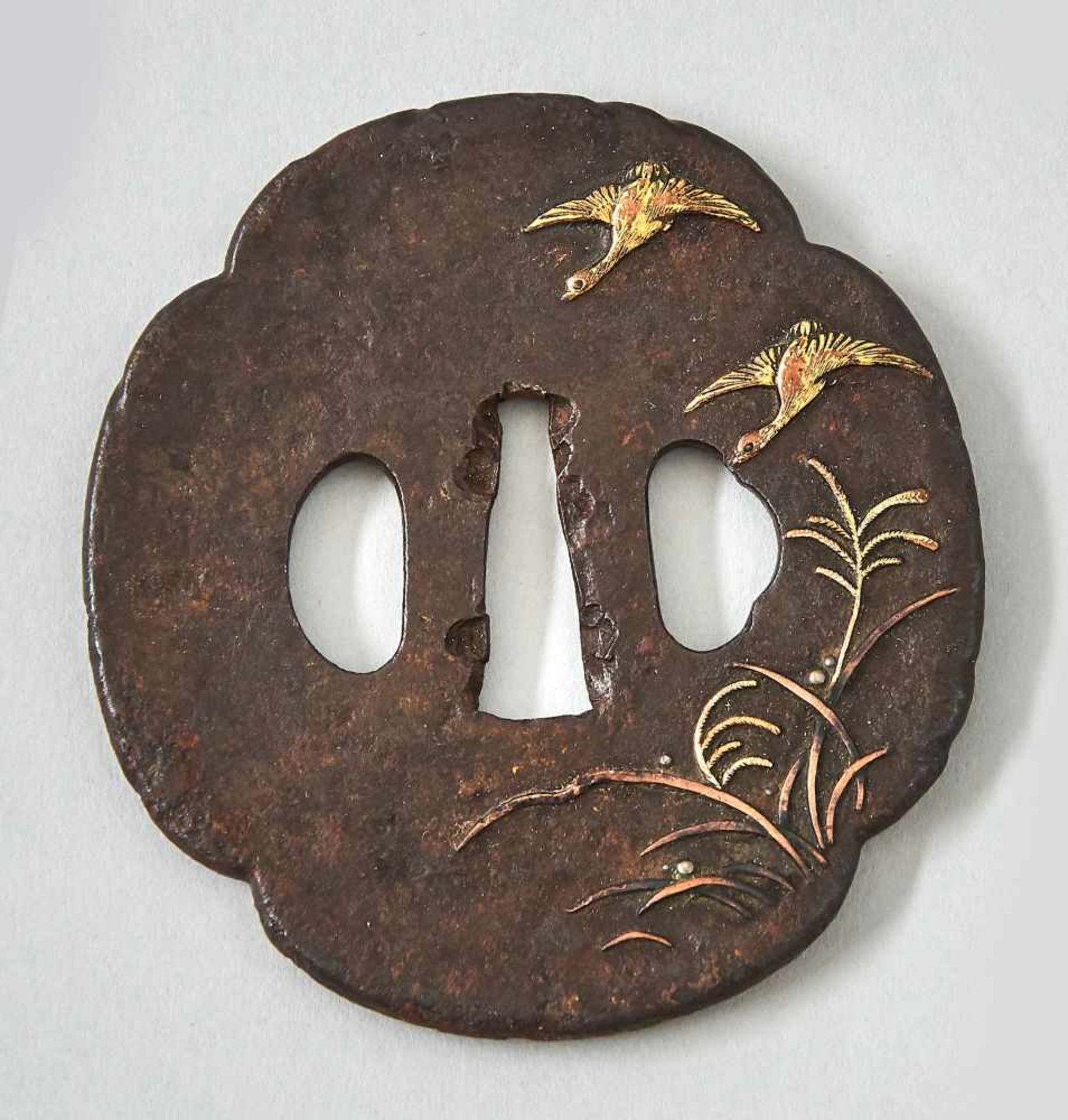 Tsuba, Japan, 19. Jhdt.Tsuba, Eisen mit Goldtauschierungen, Japan 19. Jhdt. Höhe 8,5 cm