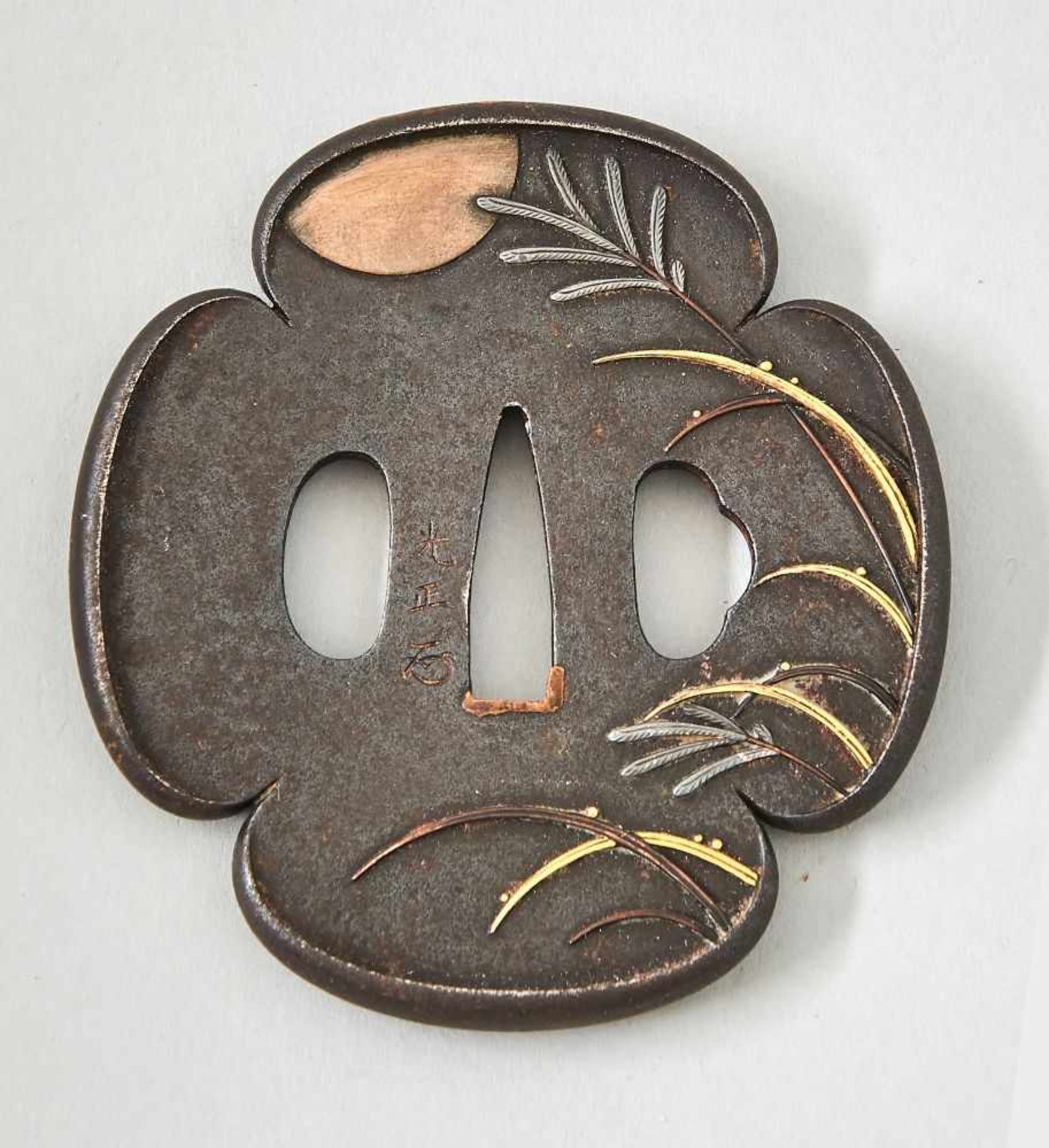 Tsuba, Eisen, ovale Form mit GoldtauschierungenTsuba, Eisen, mit Silber und Goldtauschierungen,