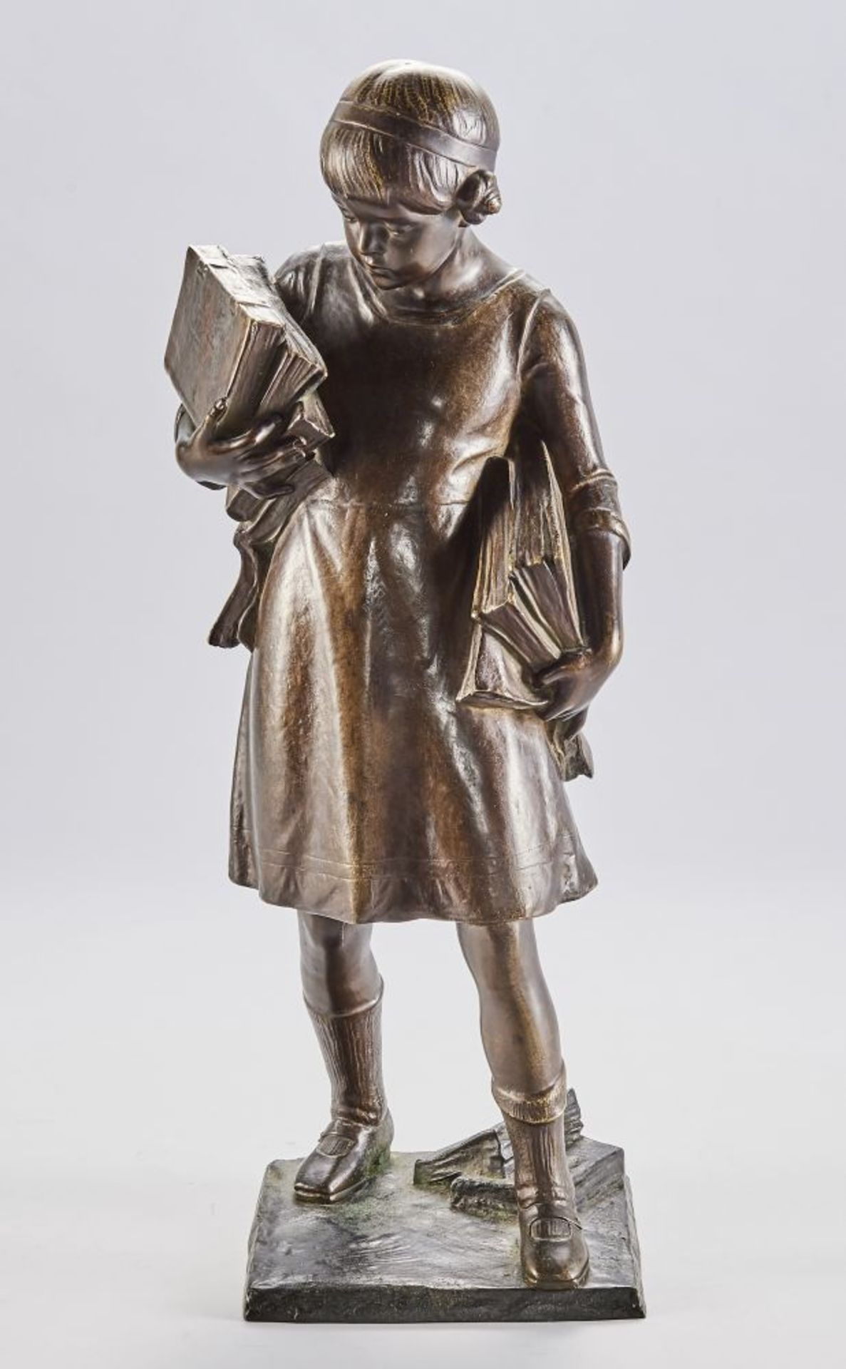 SchulmädchenVictor Heinrich Seifert, (1870-1953)Braun patinierte Bronzeskulptur auf der Plinthe