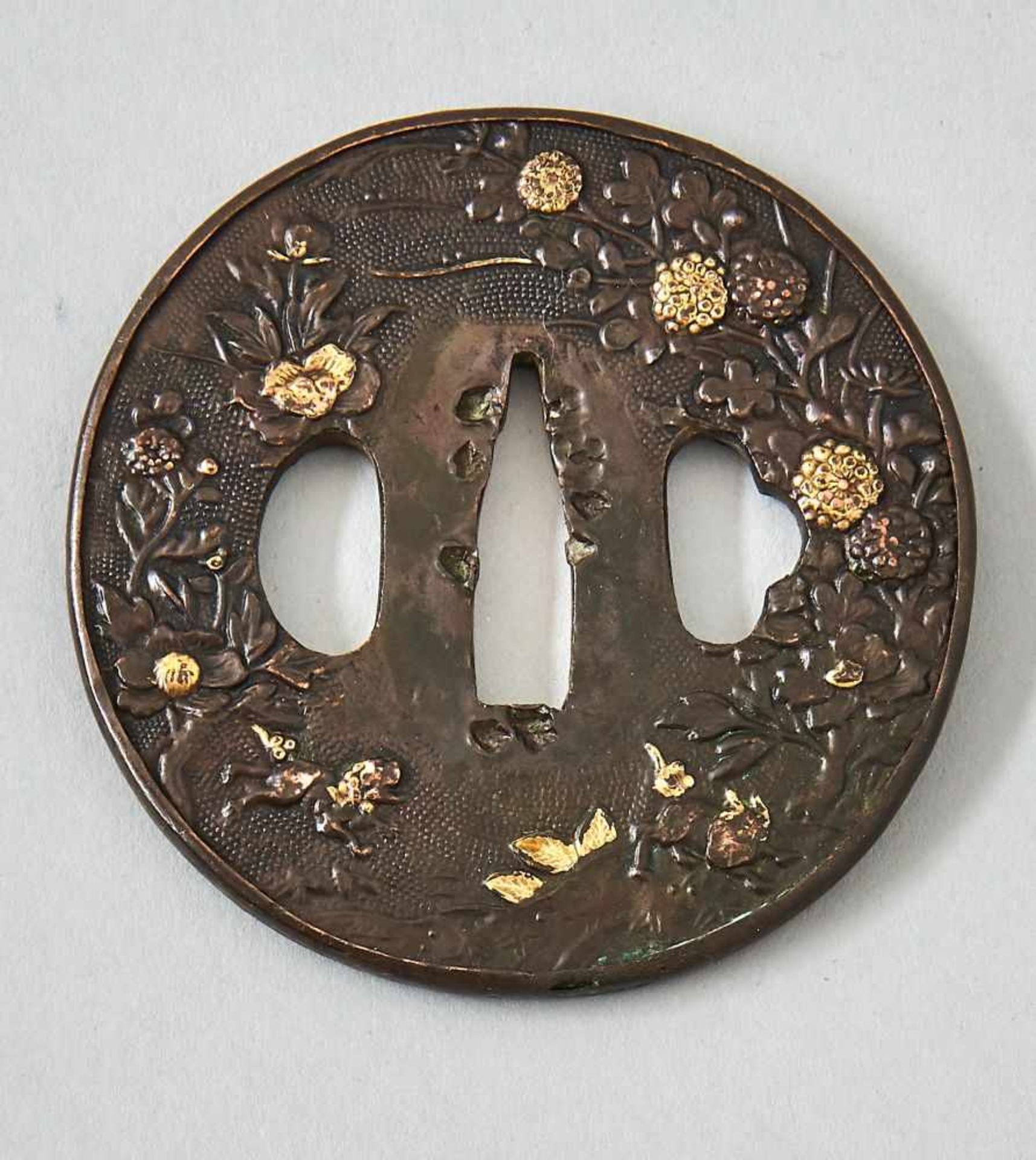 Tsuba, Japan, 19. Jhdt.Tsuba, Eisen mit Goldtauschierungen, Japan 19. Jhdt. Höhe 7,2 cm