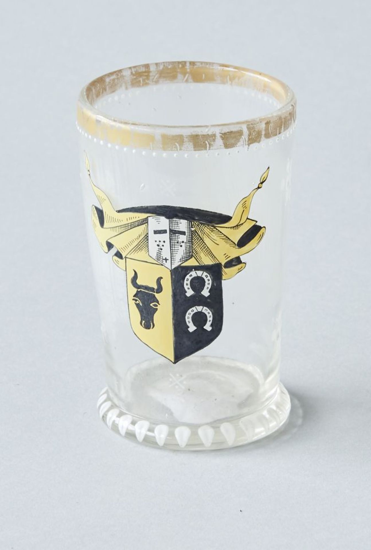 Becher, süddeutschGlasbecher mit Abriss, süddeutsch, mit gelb-schwarzem Wappen. Höhe 11 cm