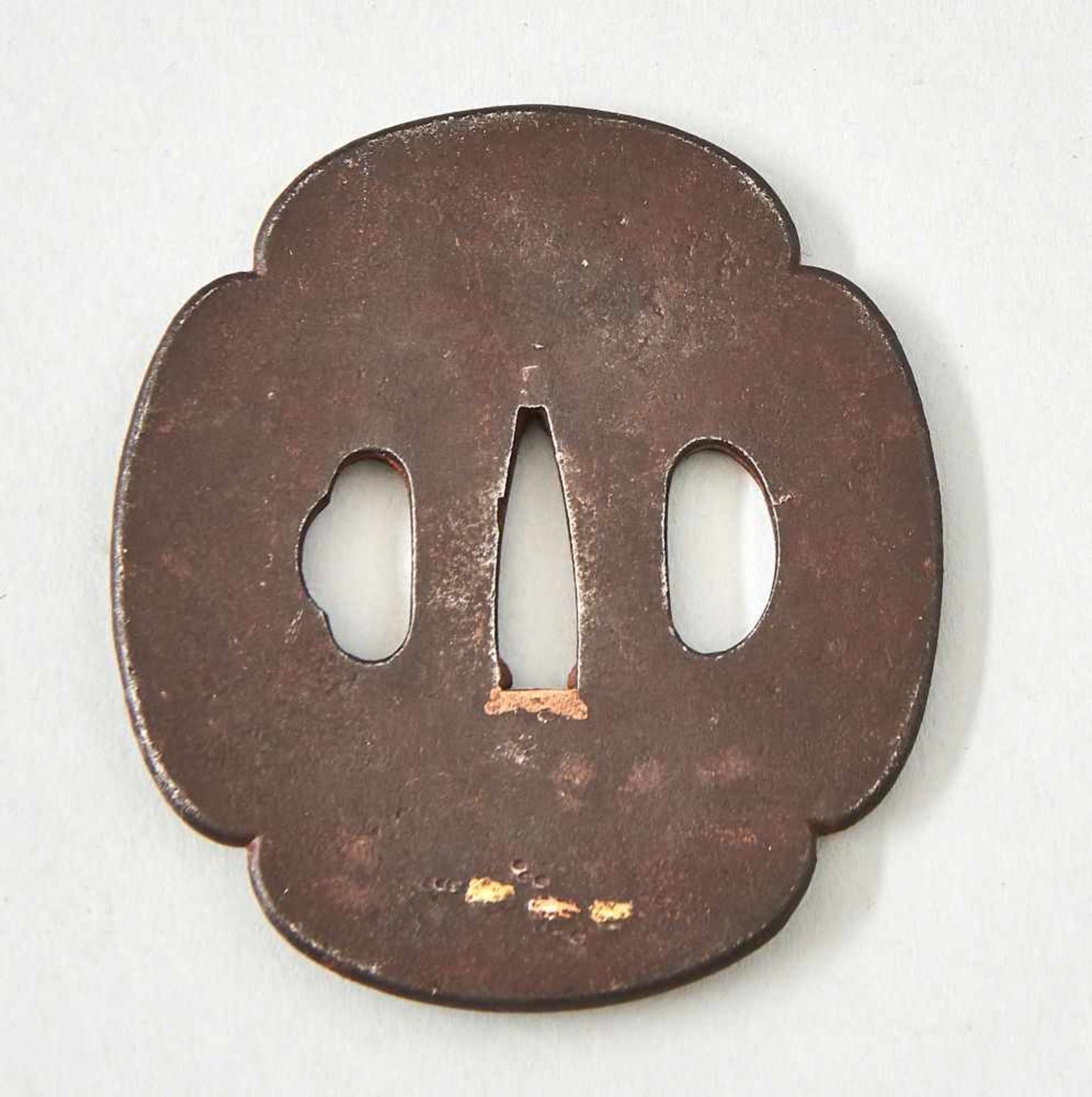 Tsuba, Japan, 19. Jhdt.Tsuba, Eisen mit Goldtauschierungen und Darstellung eines "Shishi", Japan 19. - Bild 2 aus 2