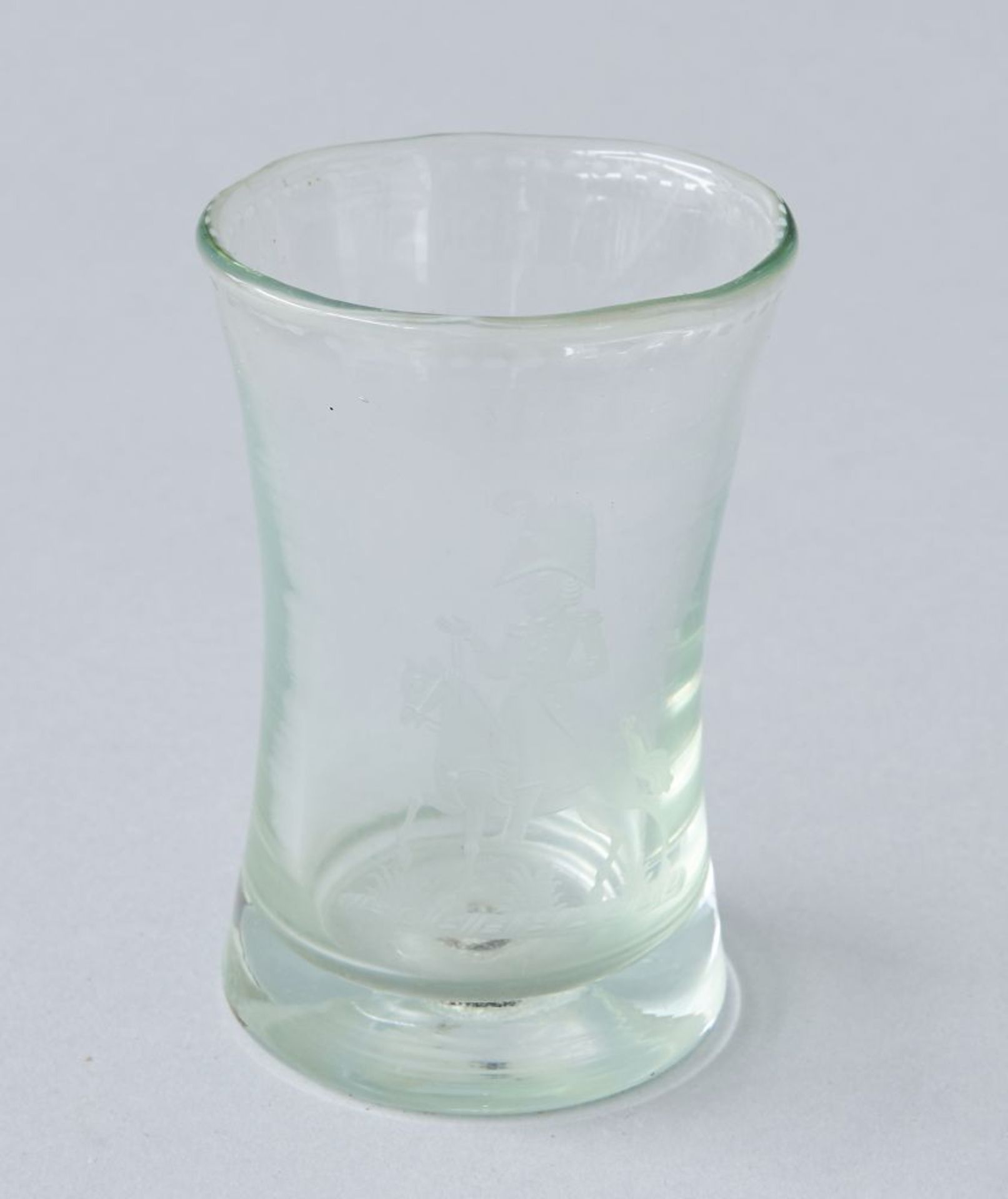 Glas mit Abriss18/19. Jhdt., Darstellung wohl Napoleon. Höhe 11,7 cm- - -21.00 % buyer's premium