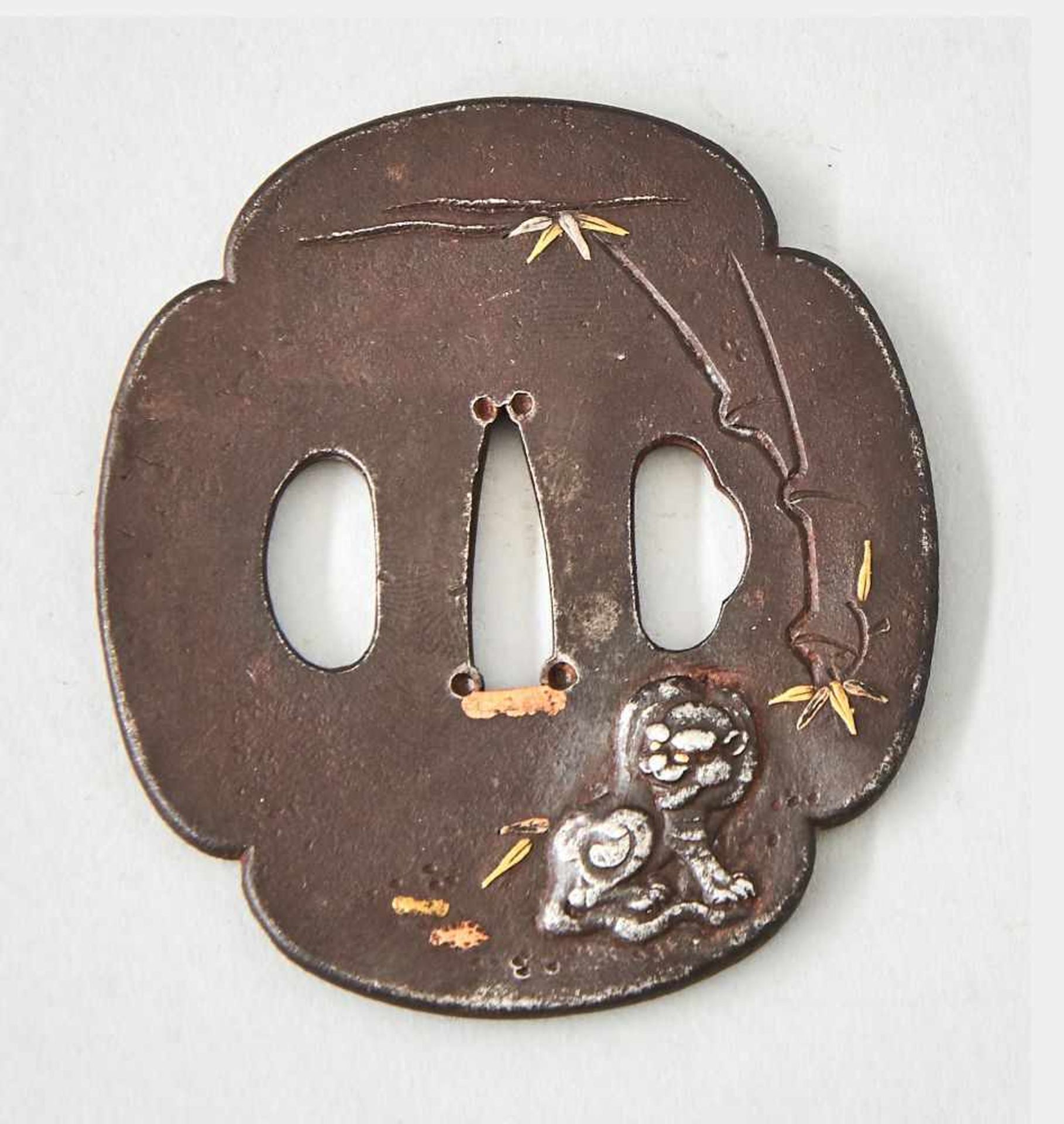 Tsuba, Japan, 19. Jhdt.Tsuba, Eisen mit Goldtauschierungen und Darstellung eines "Shishi", Japan 19.