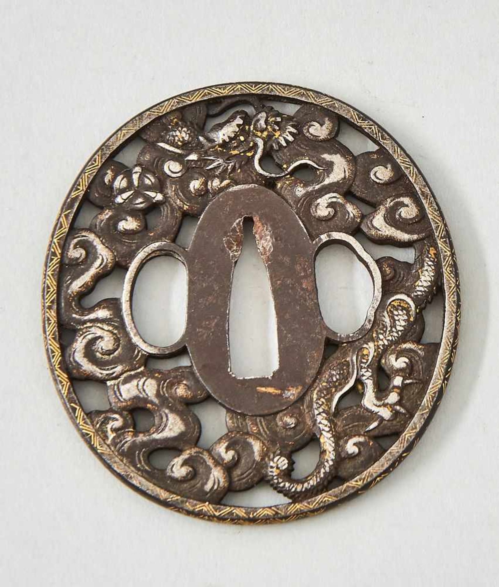 Tsuba, Japan, 19. Jhdt.Tsuba, Eisen, ovale Form mit Goldtauschierungen, Japan 19. Jhdt. Höhe 7,5 cm