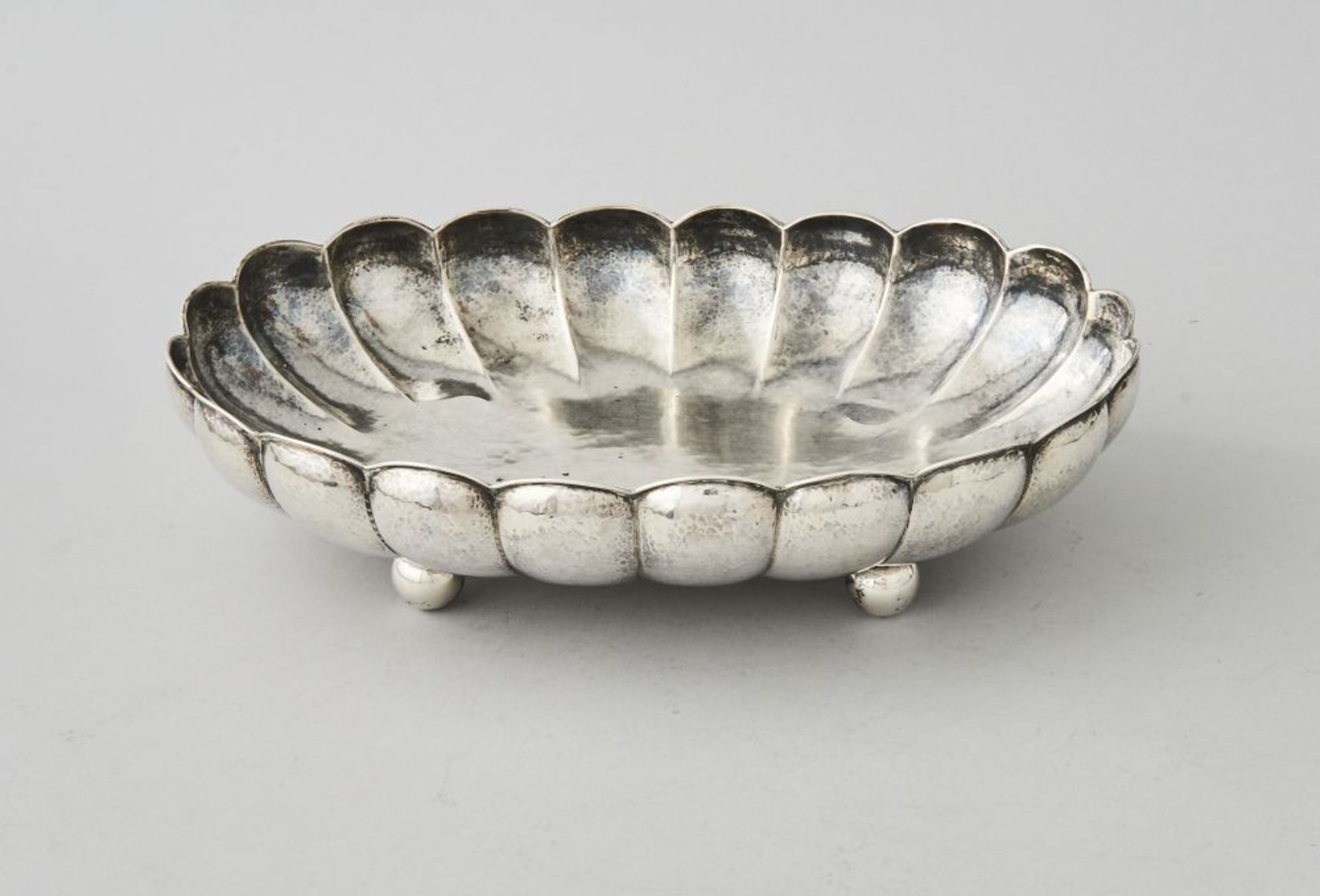 SilberjardiniereJardiniere, Silber, auf Kugelfüßen, 800 Halbmond Krone. Breite 35,5 cm, Gewicht
