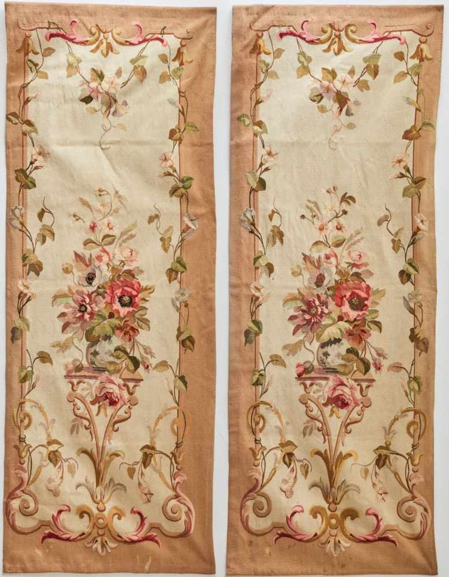 1 Paar TapisserienDekorative Wandtapisserien mit floralen Mustern, Wolle. 286 x 104,5 cm und 286 x