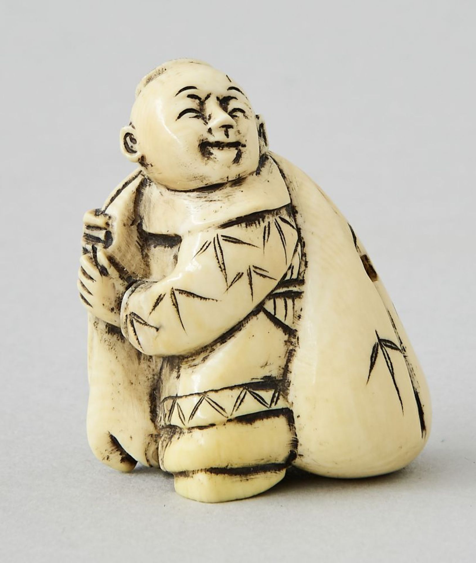 Netsuke, Japan 18./19. Jhdt.Geschnitzte Netsuke, signiert, Japan 18./19. Jhdt. Höhe 4,5 cm, Länge