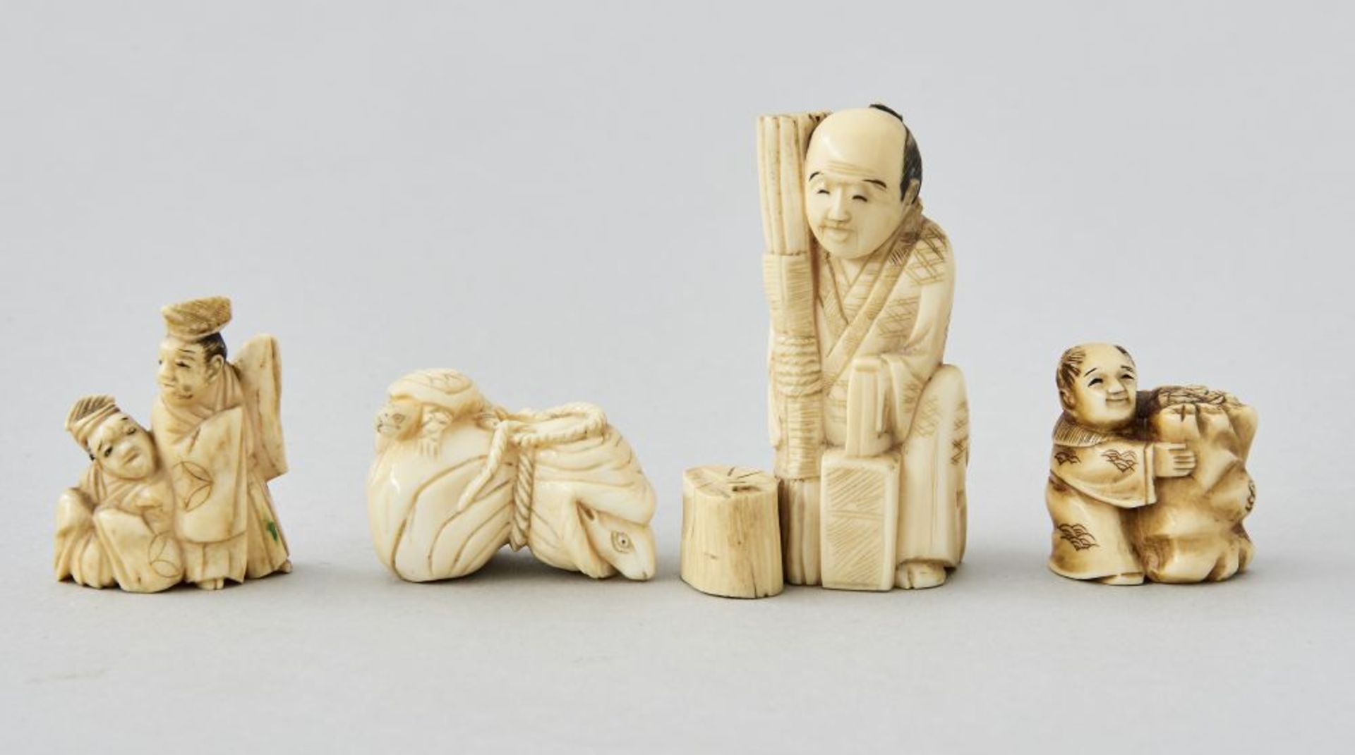 Konvolut 4 Netsuke/Okimono, Japan 19. Jhdt.4 geschnitzte Netsuke/Okimono, teilweise signiert,