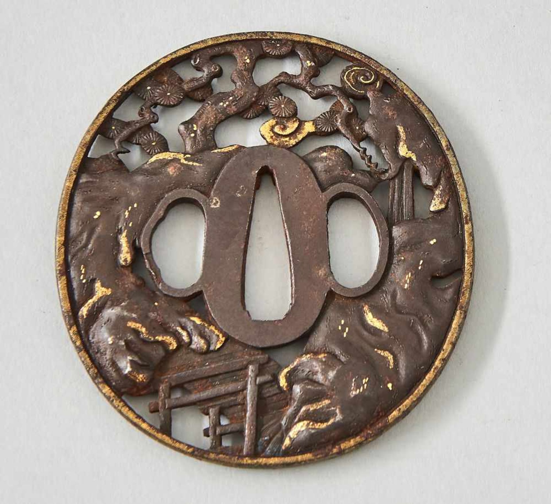 Tsuba, Japan 19. Jhdt.Tsuba, Eisen in ovaler Form mit Goldtauschierungen, Japan 19. Jhdt. Höhe 7,8