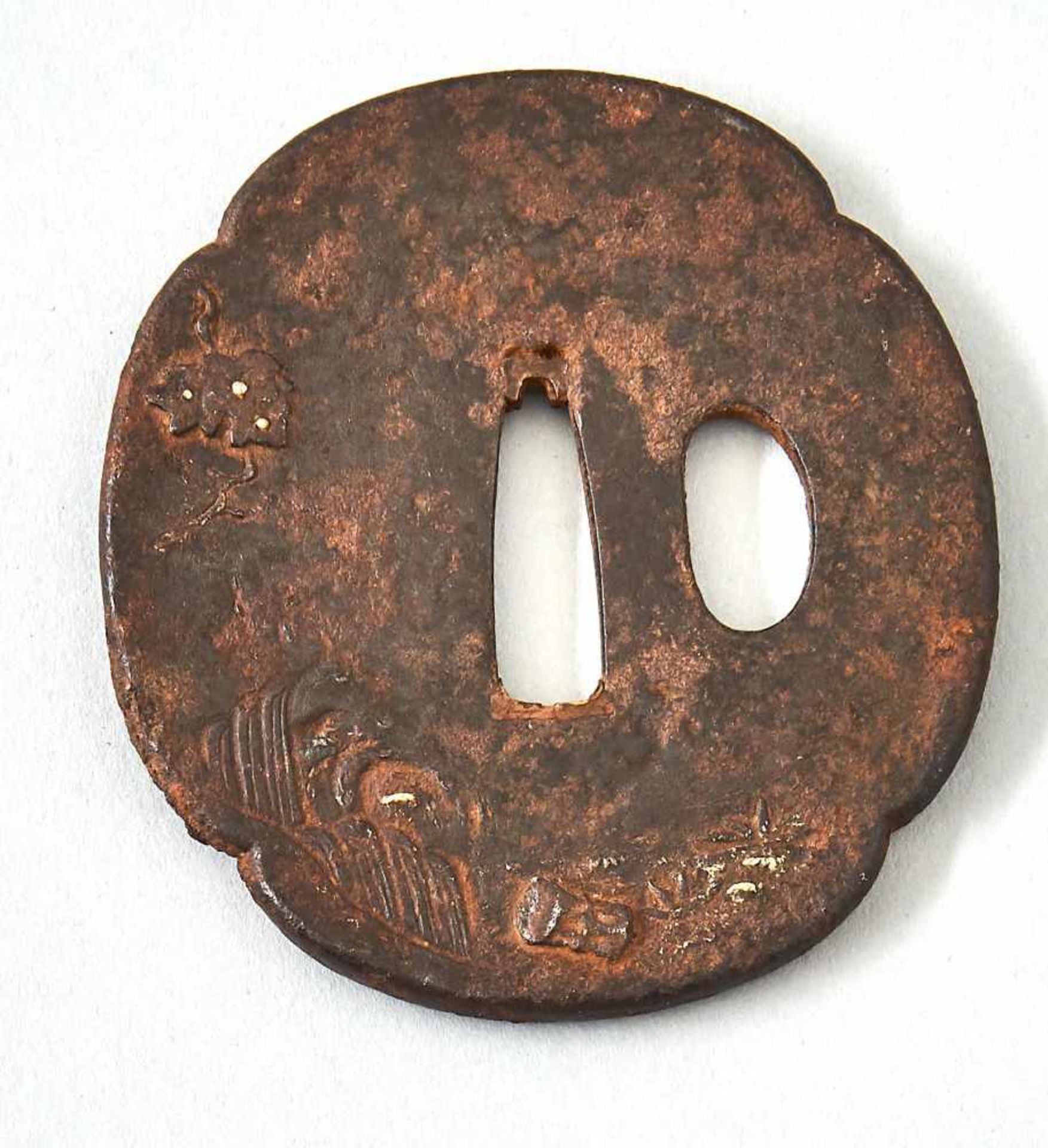 Tsuba, Japan 19. Jhdt.Tsuba, Eisen, ovale Form mit Goldtauschierungen, Japan 19. Jhdt. Höhe 7,1 cm - Bild 2 aus 2