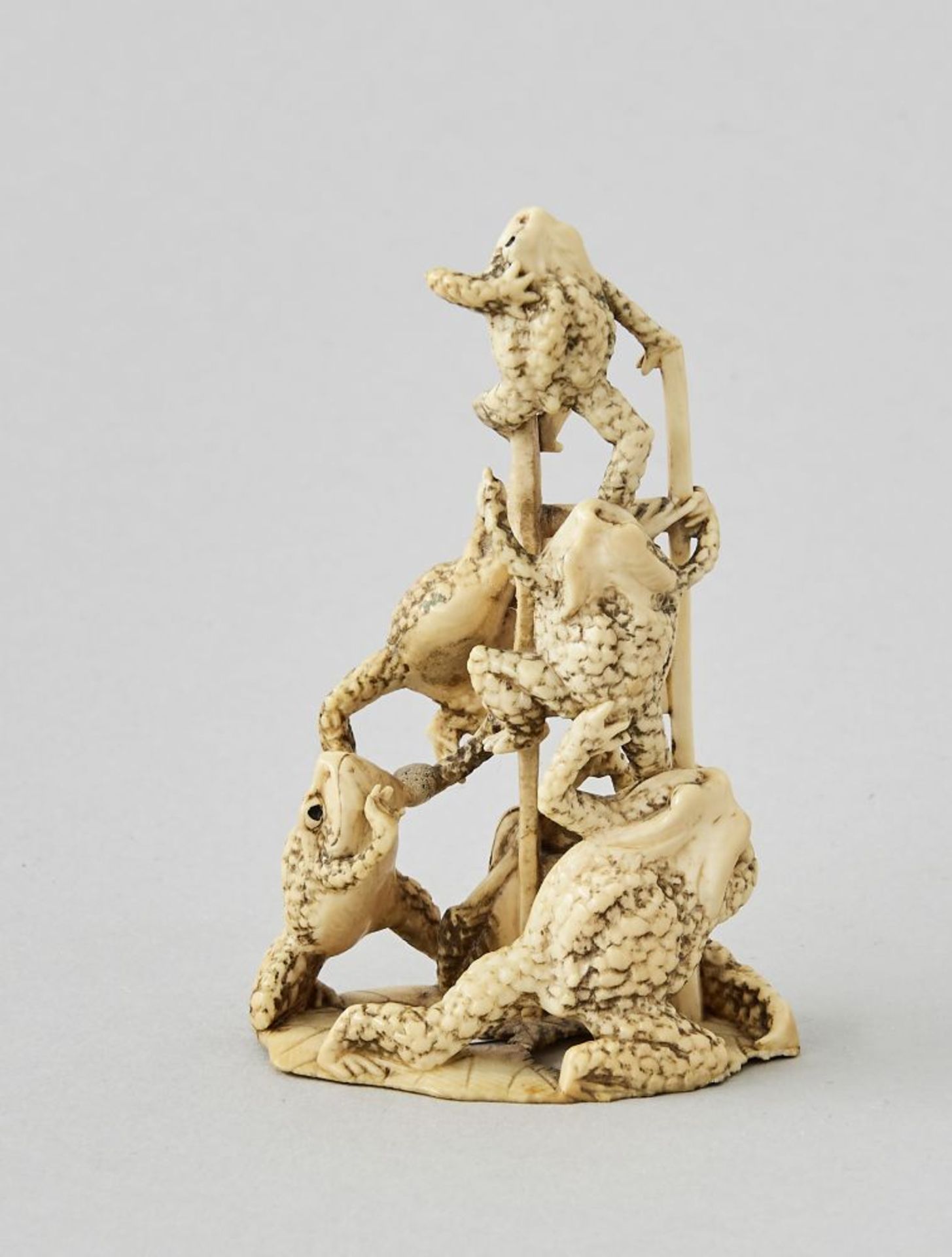 Netsuke, Japan 18./19. Jhdt.Fein geschnitzte Arbeit eines Netsuke/Okimono, "kletternde Frösche",