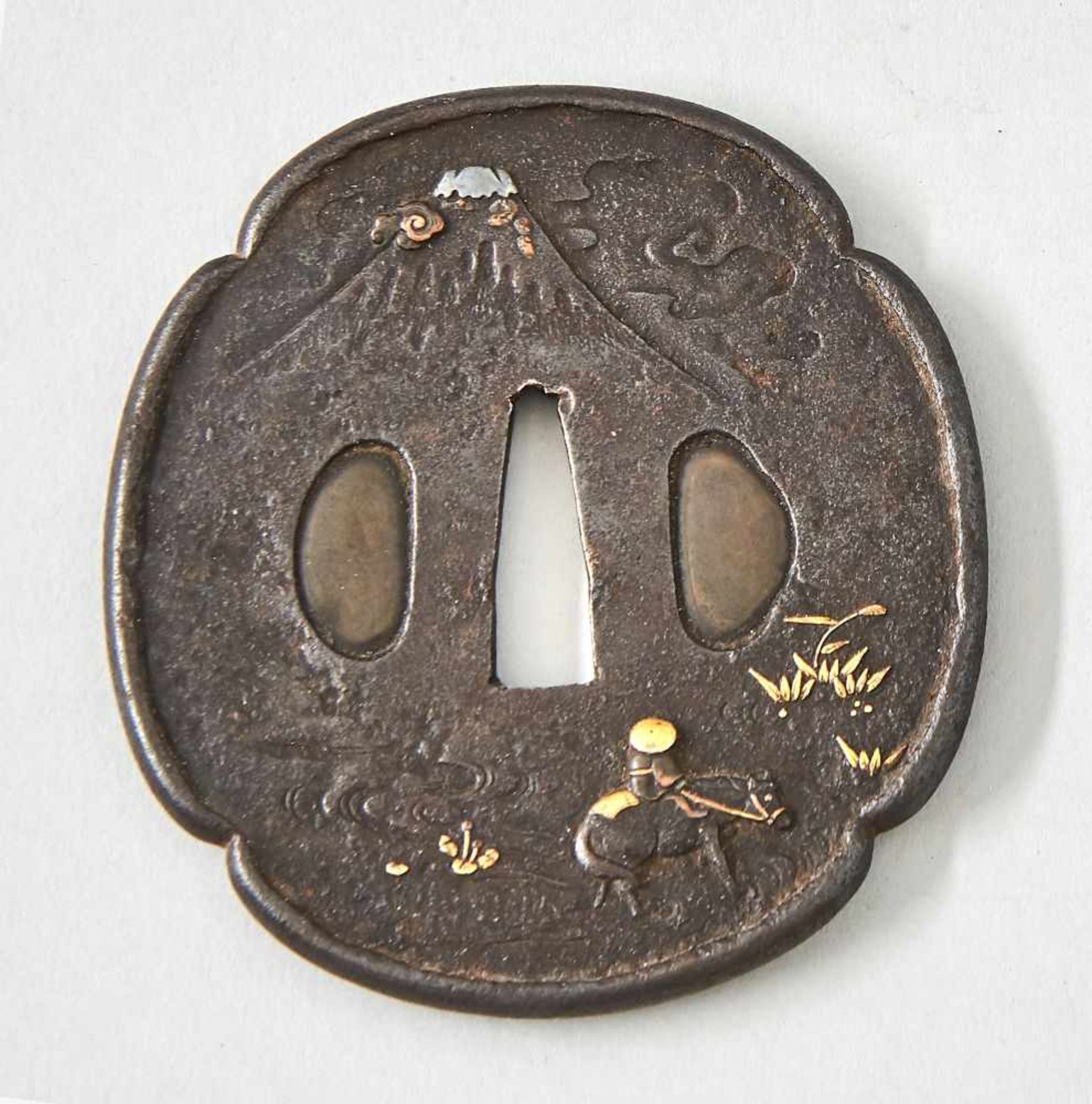 Tsuba, Japan 19. Jhdt.Tsuba, Eisen in ovaler Form mit Goldtauschierungen, Japan 19. Jhdt. Höhe 8 cm