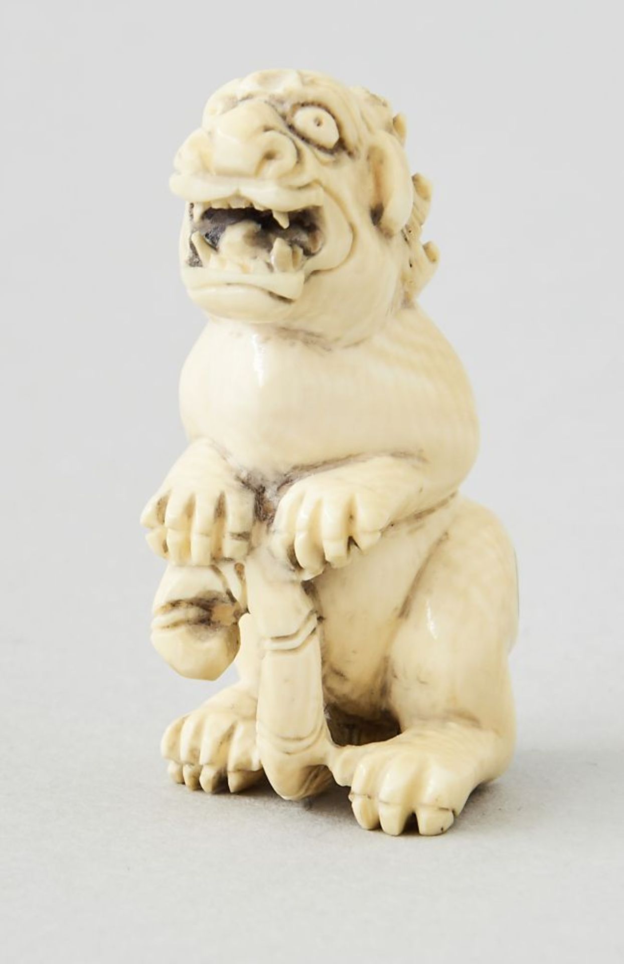 Netsuke, Japan 18./19. Jhdt.Geschnitzte Netsuke, signiert, sitzender "Shishi", Japan 18./19. Jhdt.