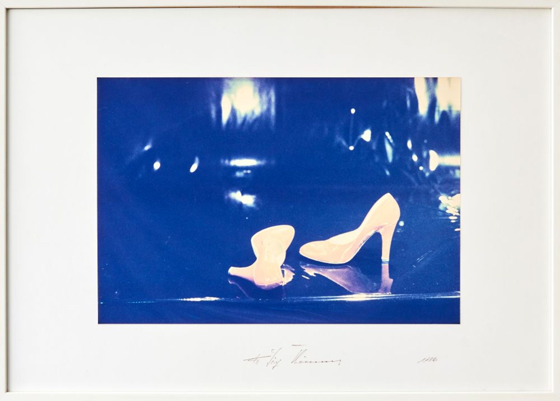 Paar SchuheUnbekannter FotokünstlerRechts unten signiert, unentschlüsselt. 44,5 x 30,5 cm - Bild 3 aus 3