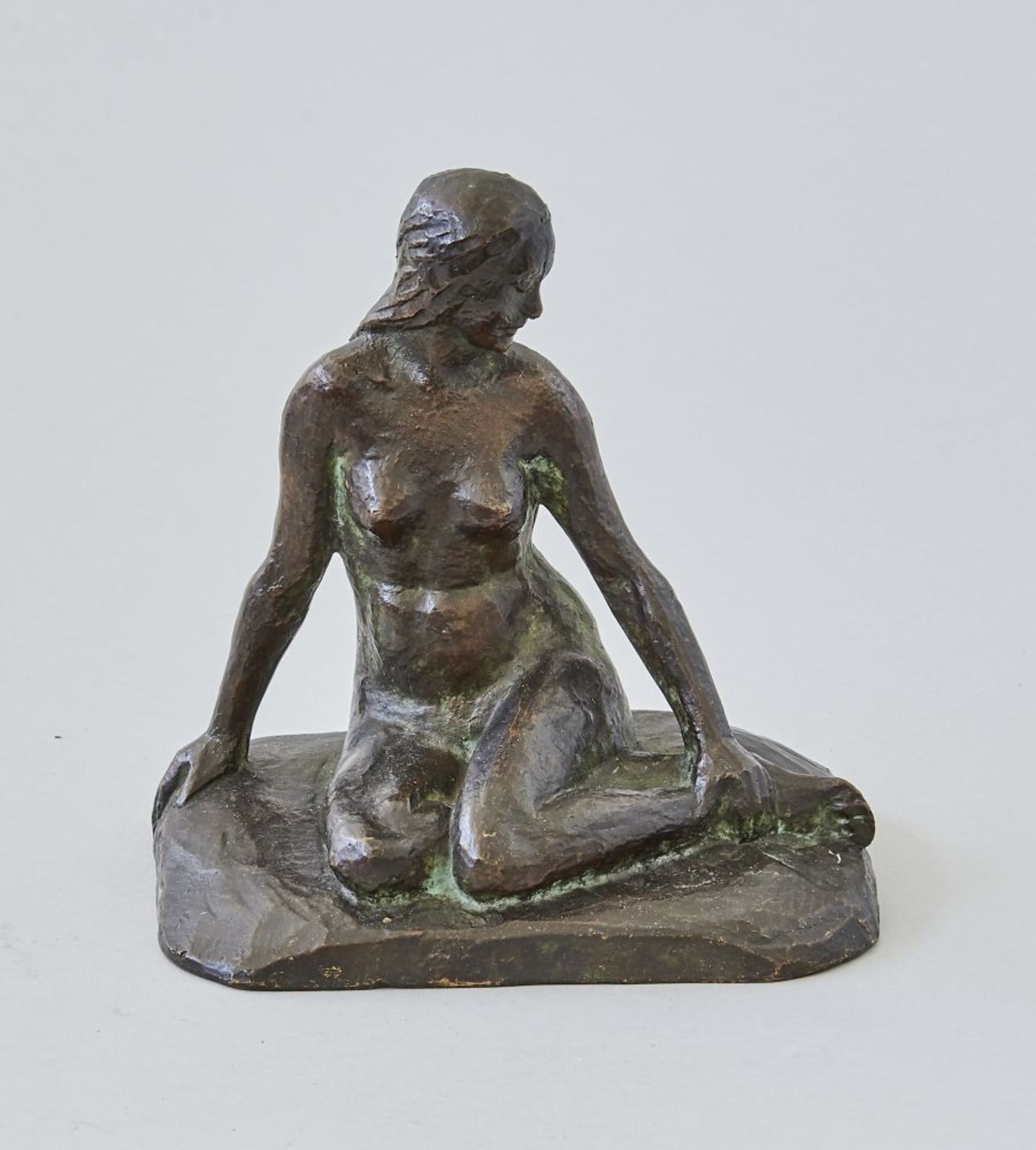 Unbekannter Künstler - Junge sitzende FrauBronze, dunkel patiniert. Höhe 16 cm