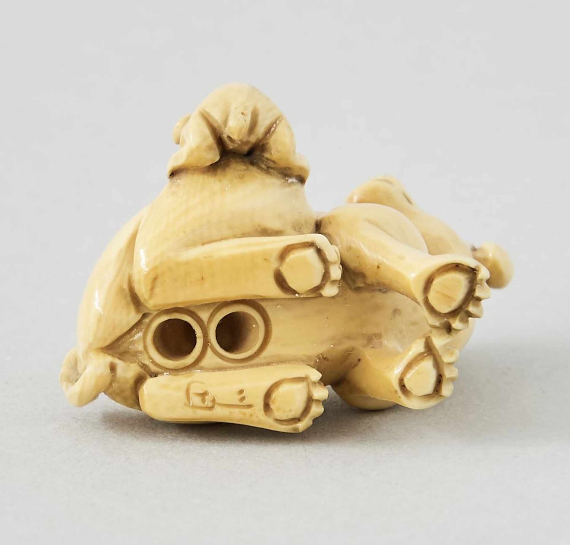 Netsuke, Japan 18./19. Jhdt.Geschnitzte Netsuke, Spielende Hunde, Japan 18./19. Jhdt. Höhe 3 cm, - Bild 2 aus 2