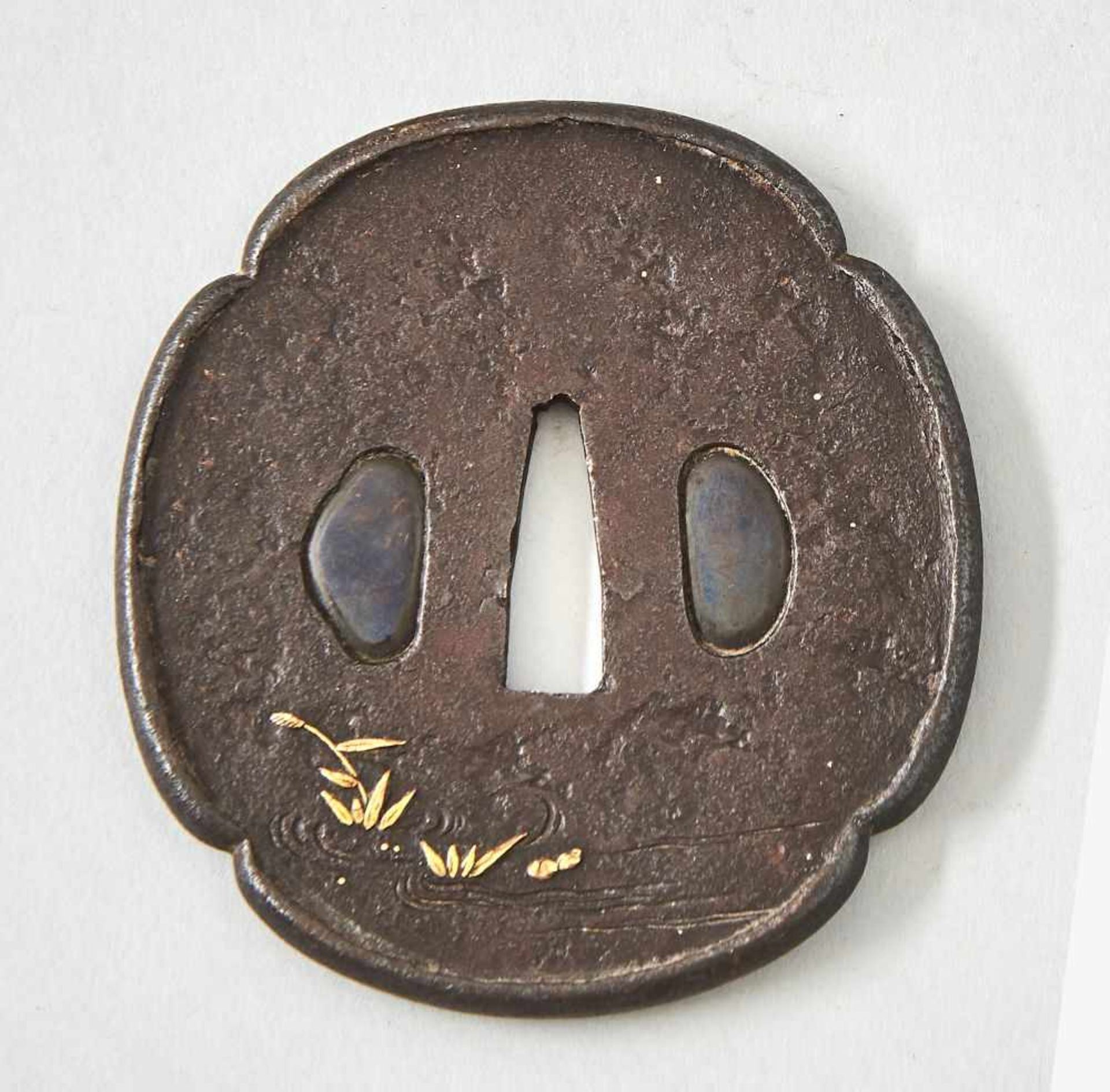 Tsuba, Japan 19. Jhdt.Tsuba, Eisen in ovaler Form mit Goldtauschierungen, Japan 19. Jhdt. Höhe 8 cm - Bild 2 aus 2