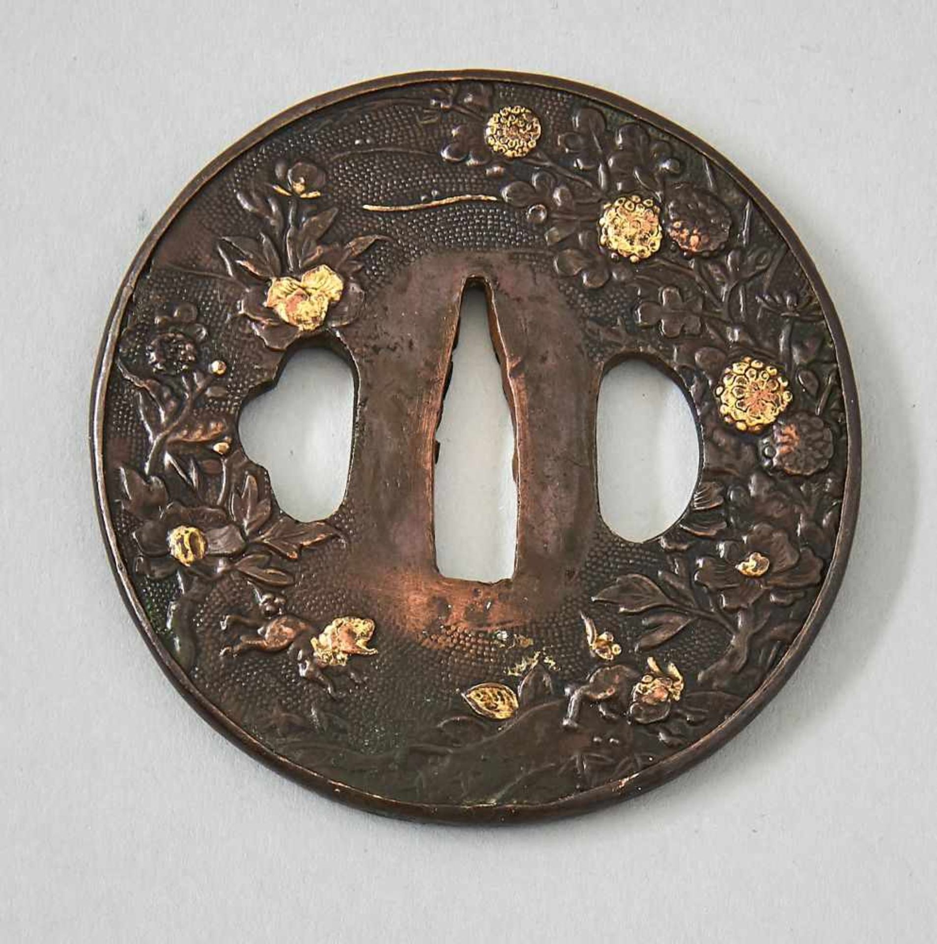 Tsuba, Japan, 19. Jhdt.Tsuba, Eisen mit Goldtauschierungen, Japan 19. Jhdt. Höhe 7,2 cm - Bild 2 aus 2