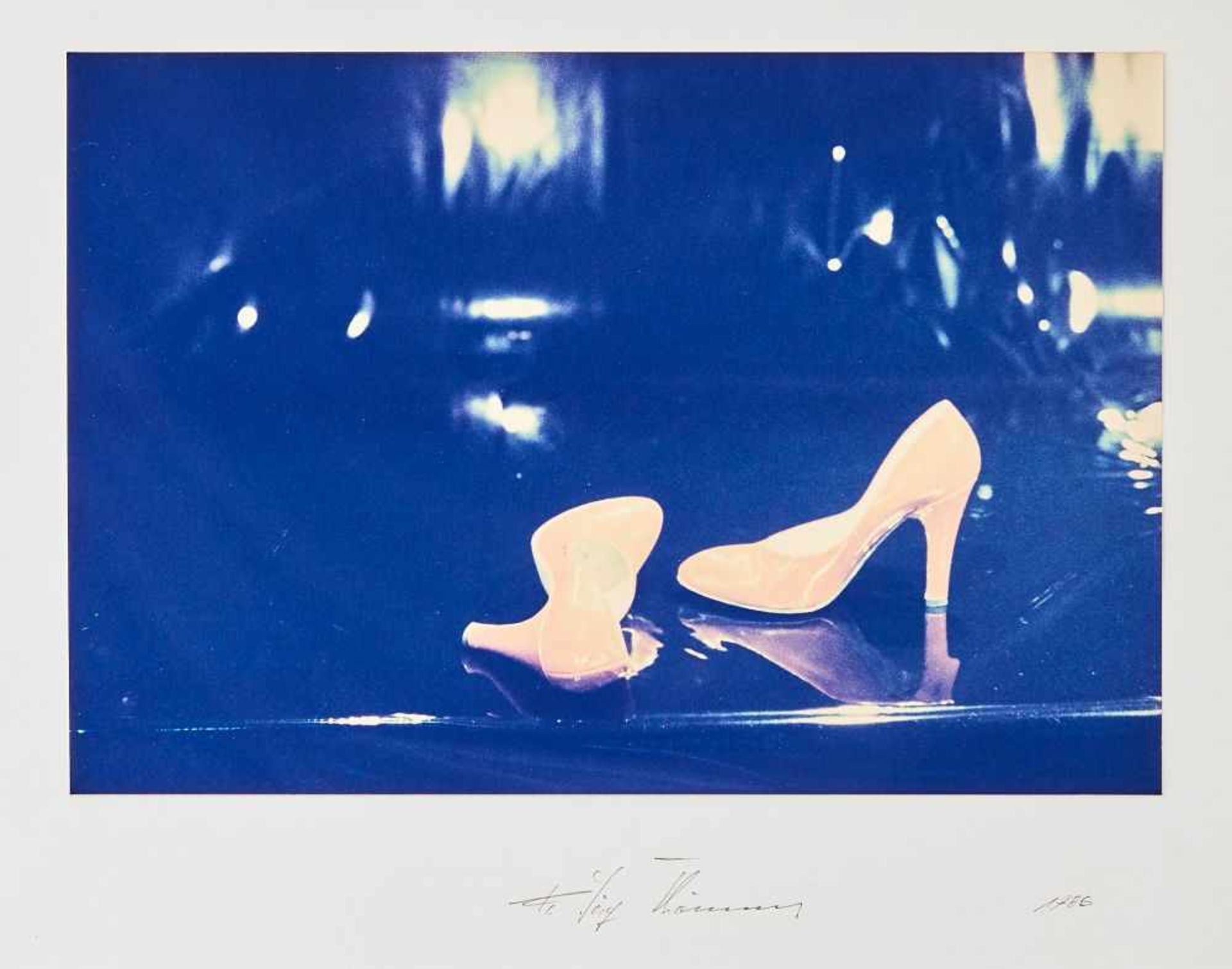 Paar SchuheUnbekannter FotokünstlerRechts unten signiert, unentschlüsselt. 44,5 x 30,5 cm