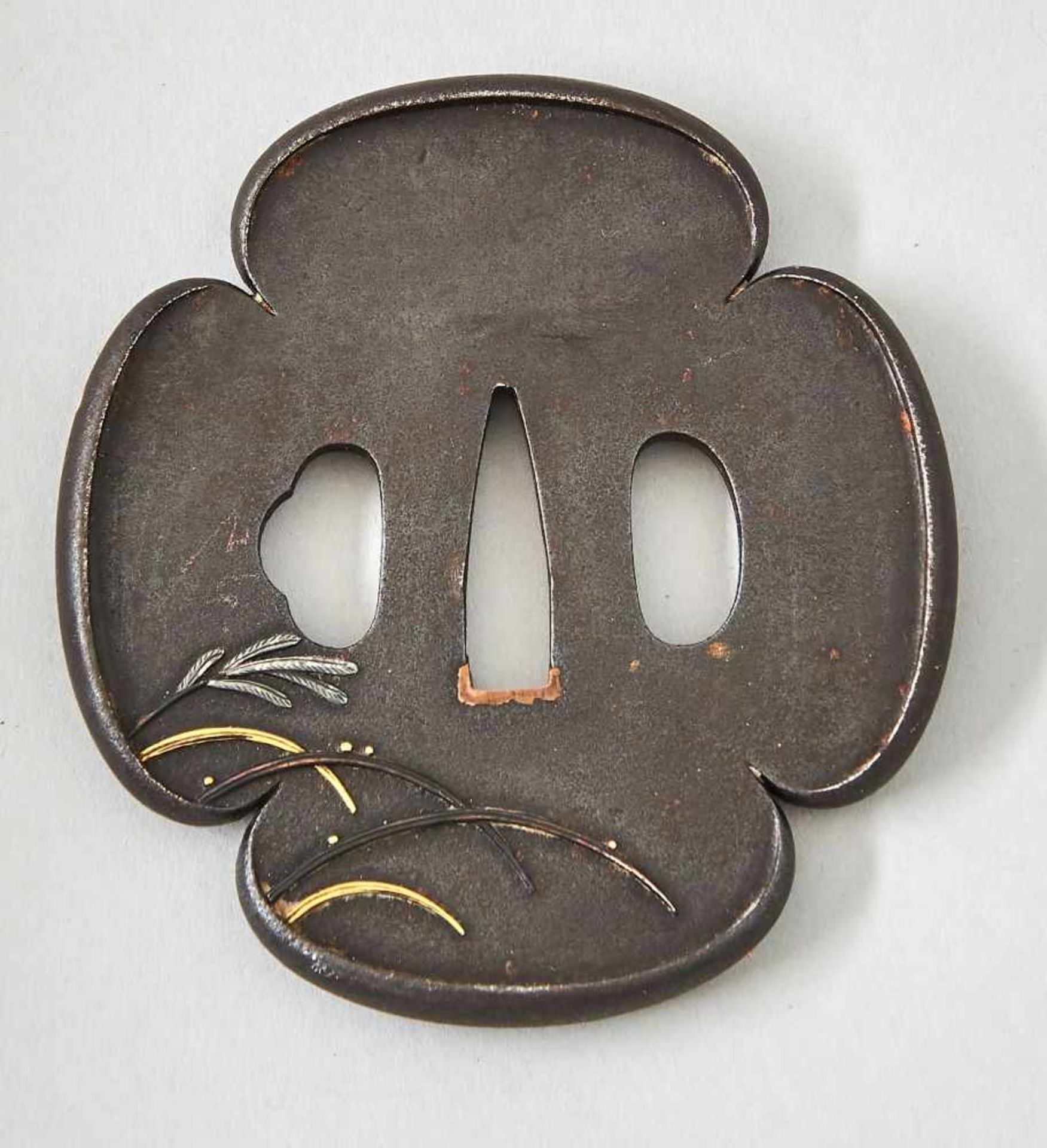 Tsuba, Eisen, ovale Form mit GoldtauschierungenTsuba, Eisen, mit Silber und Goldtauschierungen, - Bild 2 aus 2